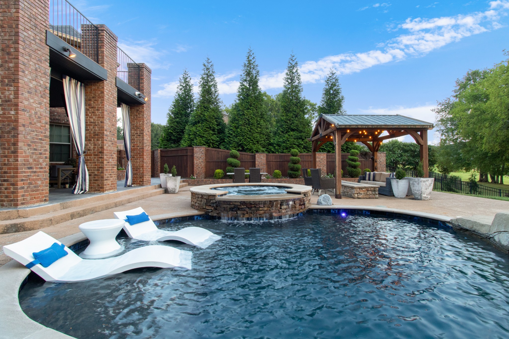 Clarksville, Tennessee, 37043, United States, 4 Bedrooms Bedrooms, ,5 BathroomsBathrooms,Residential,For Sale,1997798