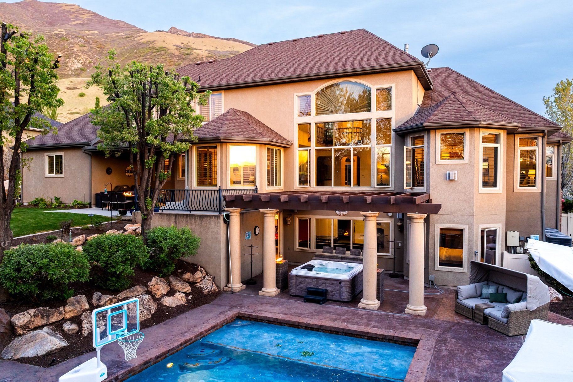  Custom 2-Story Parade Home with Dolphin Bolderscape Grotto Pool & 6 Car Garage - 物件實景