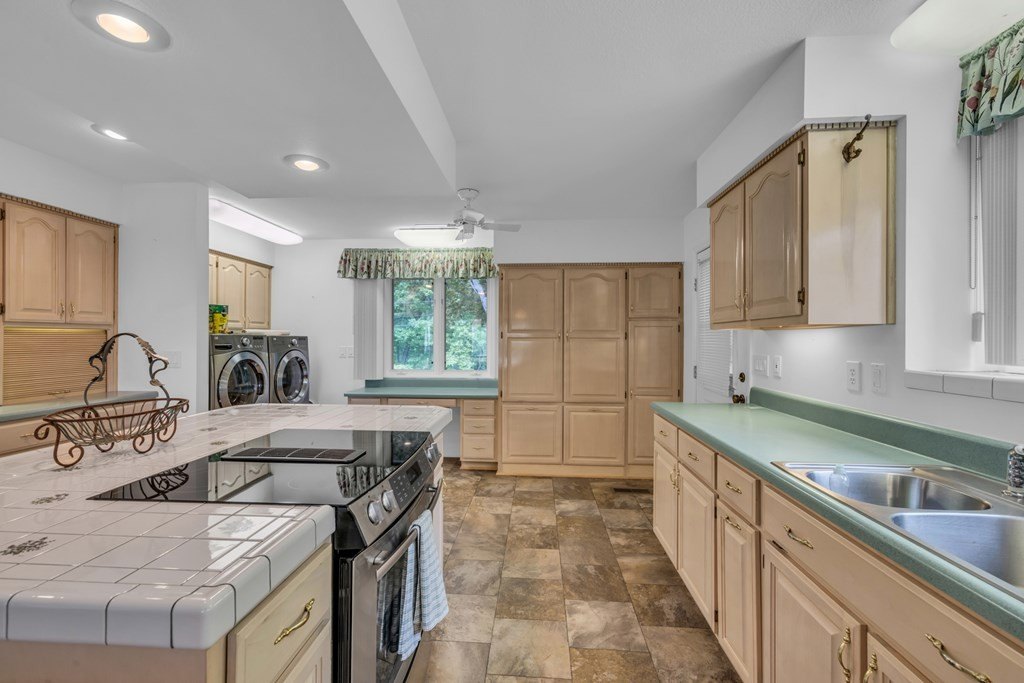Hayesville, North Carolina, 28904, United States, 3 Bedrooms Bedrooms, ,4 BathroomsBathrooms,Residential,For Sale,1934980