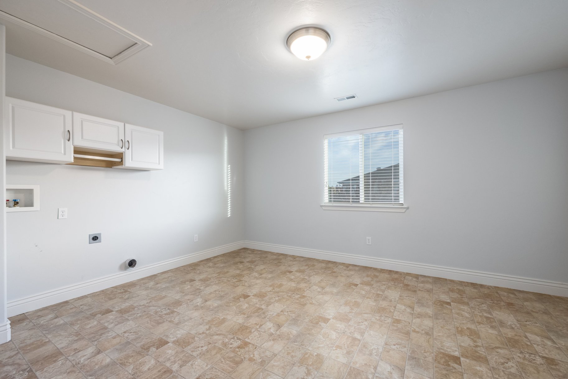  Riverton Corner-Lot Home: 7 Beds, Main-Floor Bedroom, 3-Car Garage & RV Parking - 物件實景