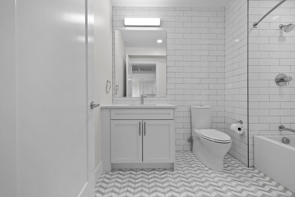 Boston, Massachusetts, 02128, United States, 2 Bedrooms Bedrooms, ,2 BathroomsBathrooms,Residential,For Sale,1929119