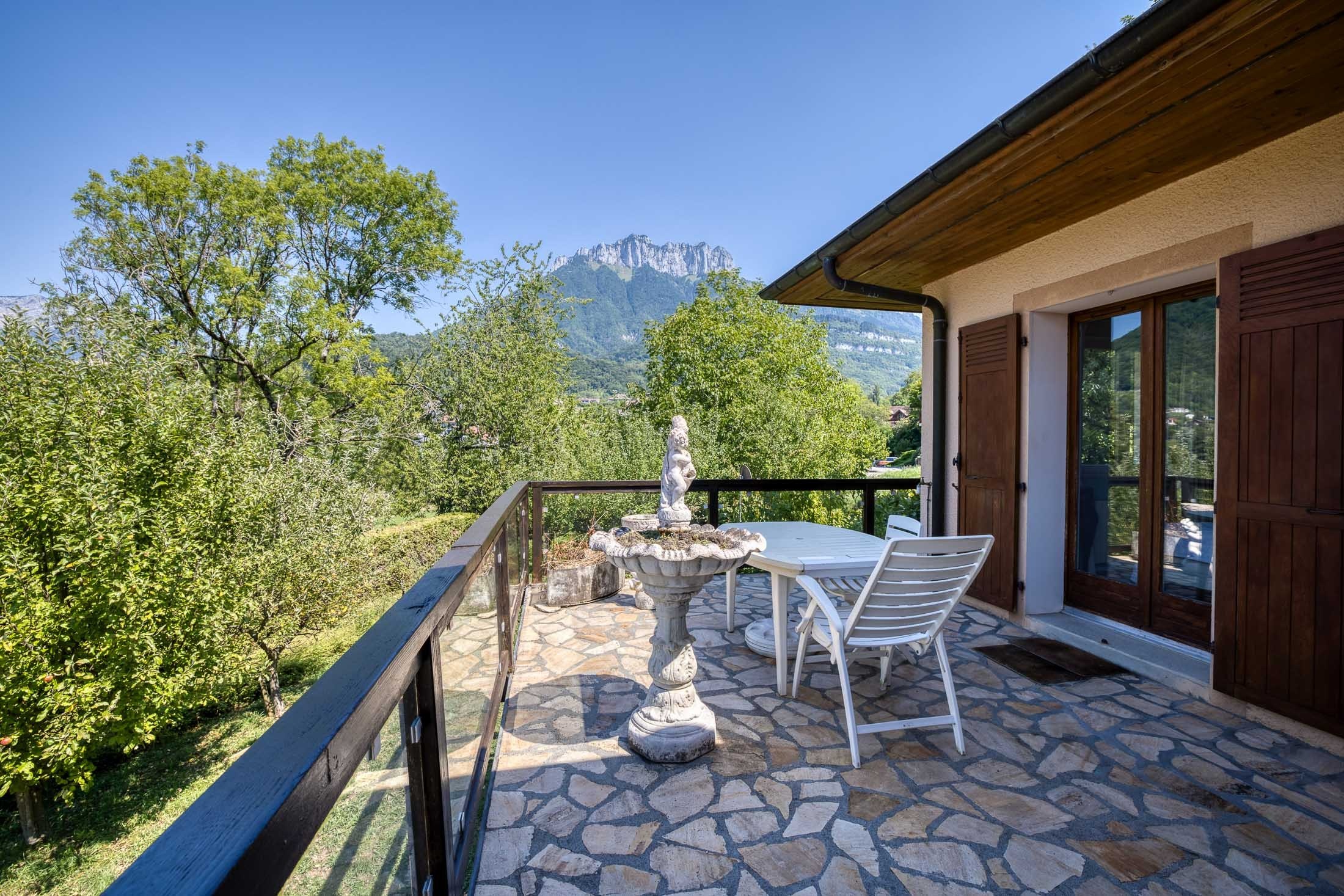  Exceptional property with views of Lake, the mountains, and the Château de Ment… - 物件實景