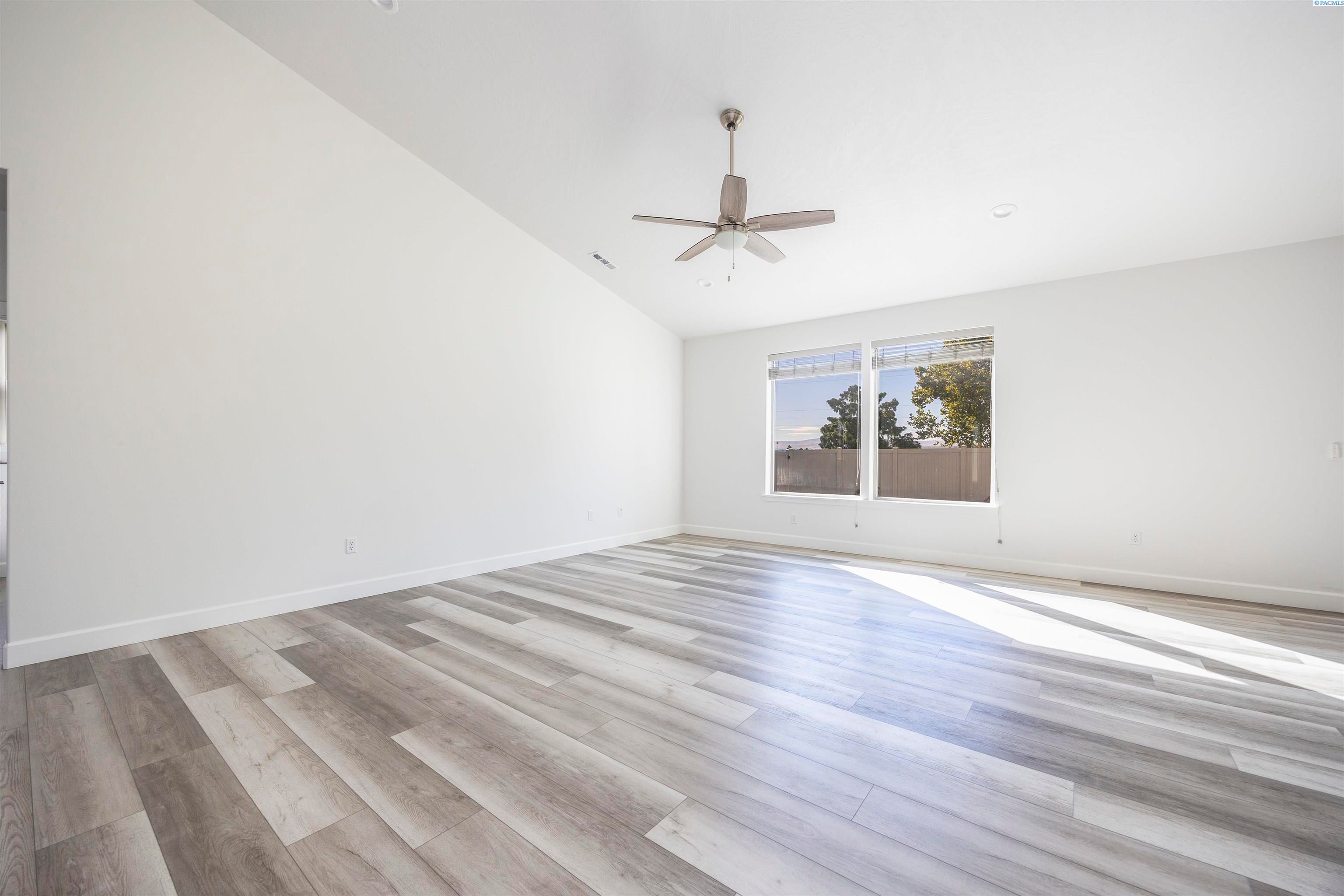 Pasco, Washington, 99301, United States, 4 Bedrooms Bedrooms, ,2 BathroomsBathrooms,Residential,For Sale,1978542