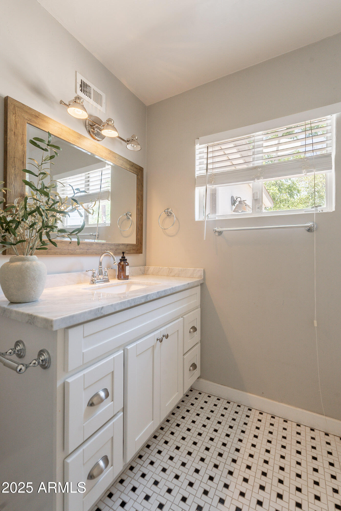 Phoenix, Arizona, 85013, United States, 3 Bedrooms Bedrooms, ,Residential,For Sale,1818806