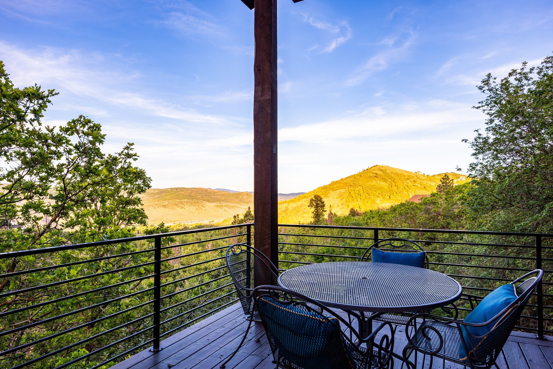  Full Scale Rebuild with Amazing Outdoor Spaces and Views - 物件實景