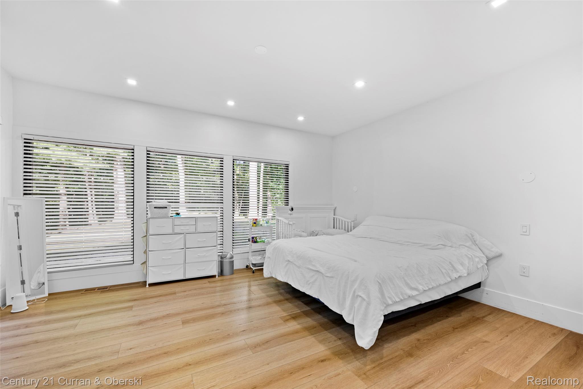 Farmington, Michigan, 48334, United States, 7 Bedrooms Bedrooms, ,8 BathroomsBathrooms,Residential,For Sale,1980731