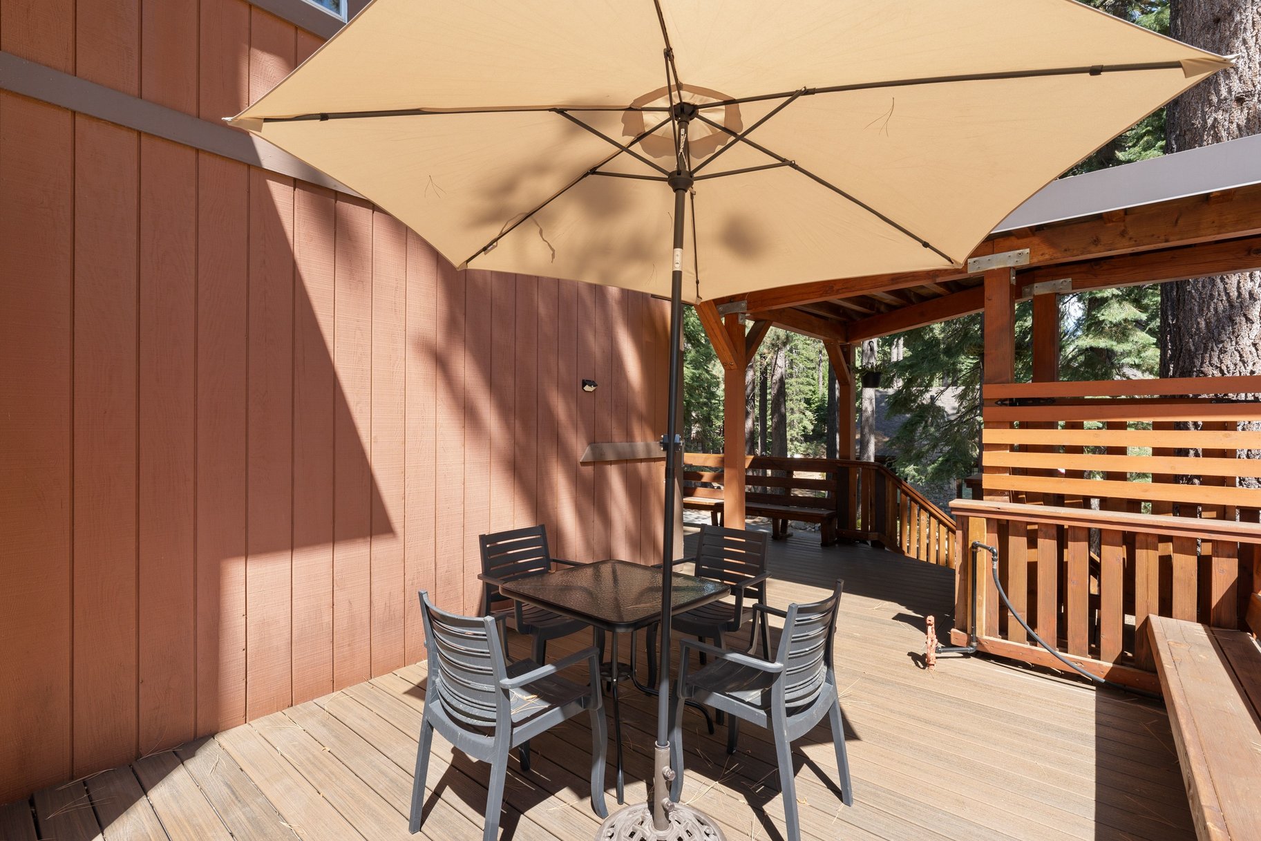  West Shore Gem - An Authentic Pineland Chalet with Detached Garage + Studio - 物件實景