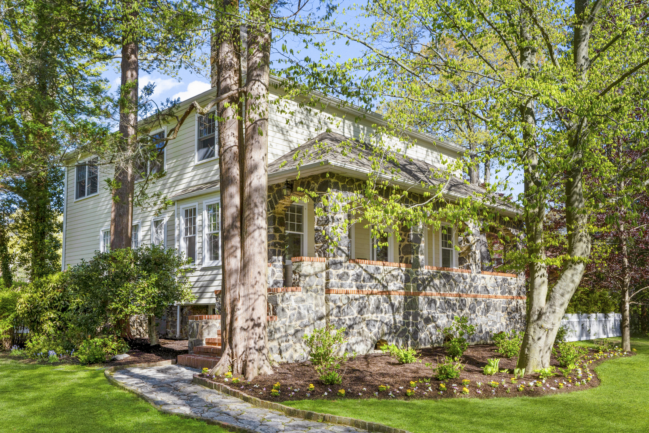  Distinctive Larchmont Colonial - 物件實景