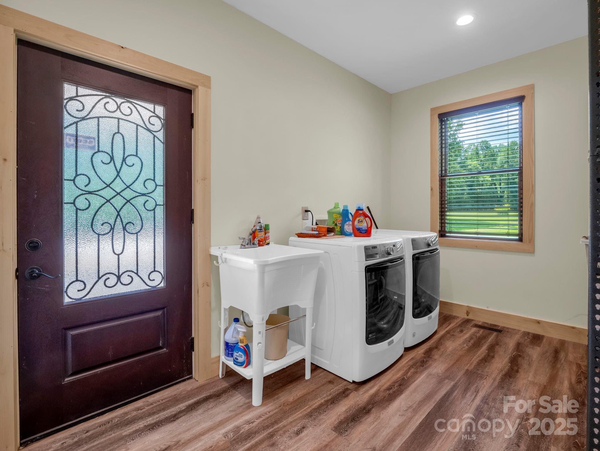 Saluda, North Carolina, 28773, United States, 3 Bedrooms Bedrooms, ,2 BathroomsBathrooms,Residential,For Sale,1978569