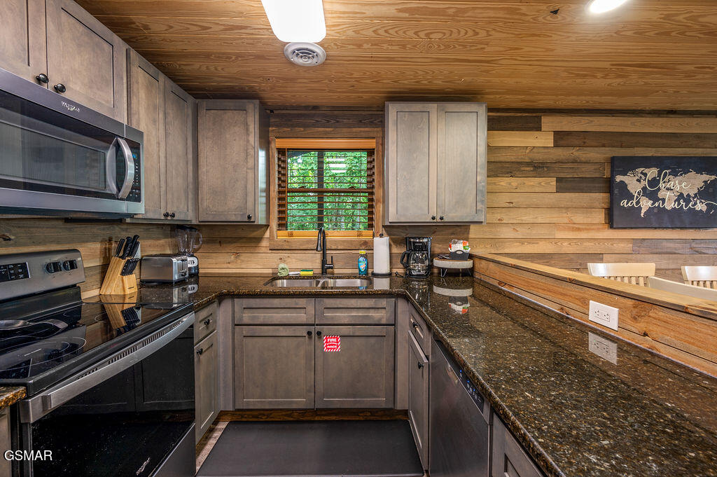 Sevierville, Tennessee, 37876, United States, 4 Bedrooms Bedrooms, ,6 BathroomsBathrooms,Residential,For Sale,2008845