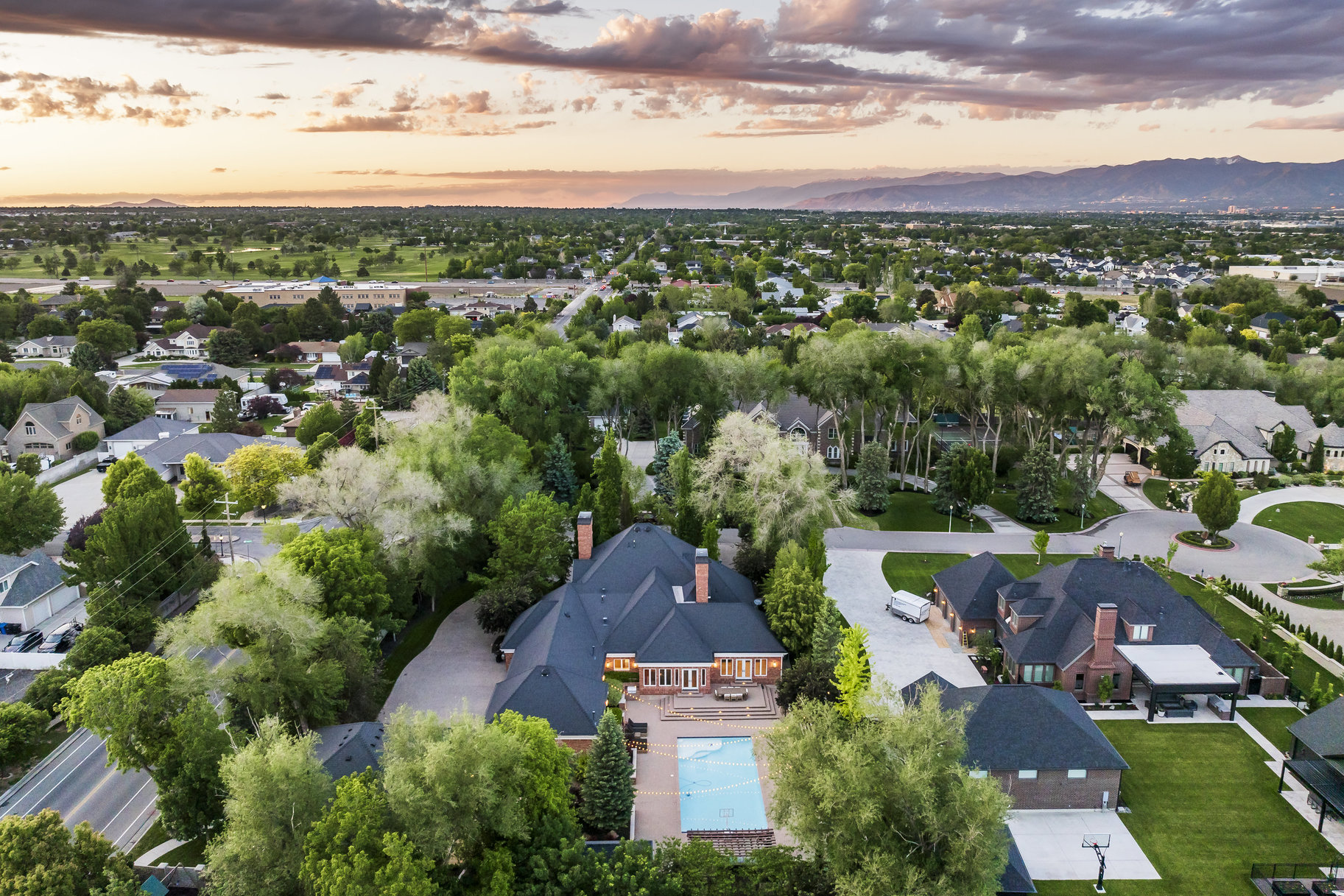  Gated West Jordan 2 Story Estate with 10 Car Garage and Swimming Pool - 物件實景