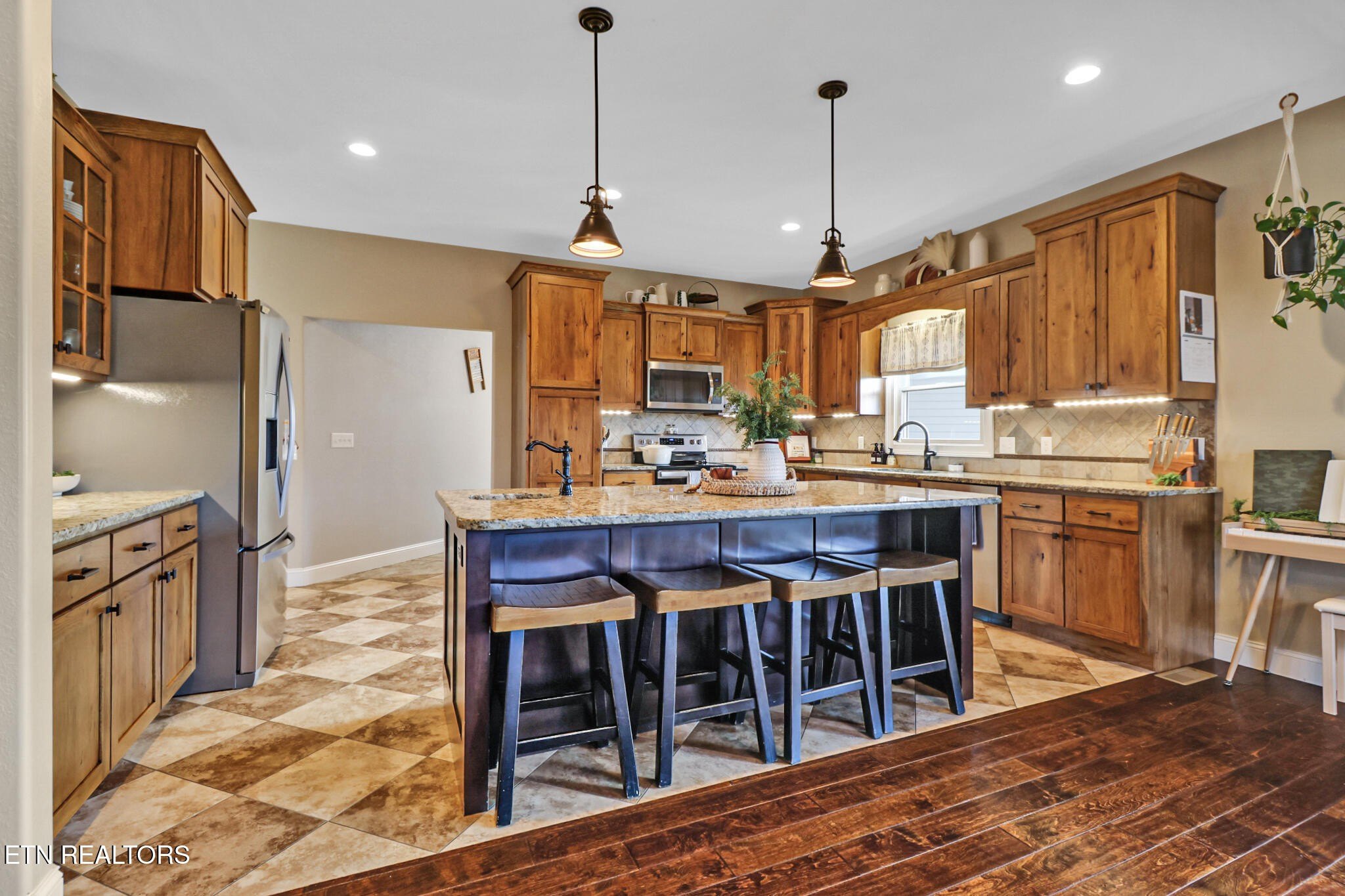 Crossville, Tennessee, 38555, United States, 4 Bedrooms Bedrooms, ,5 BathroomsBathrooms,Residential,For Sale,2005475