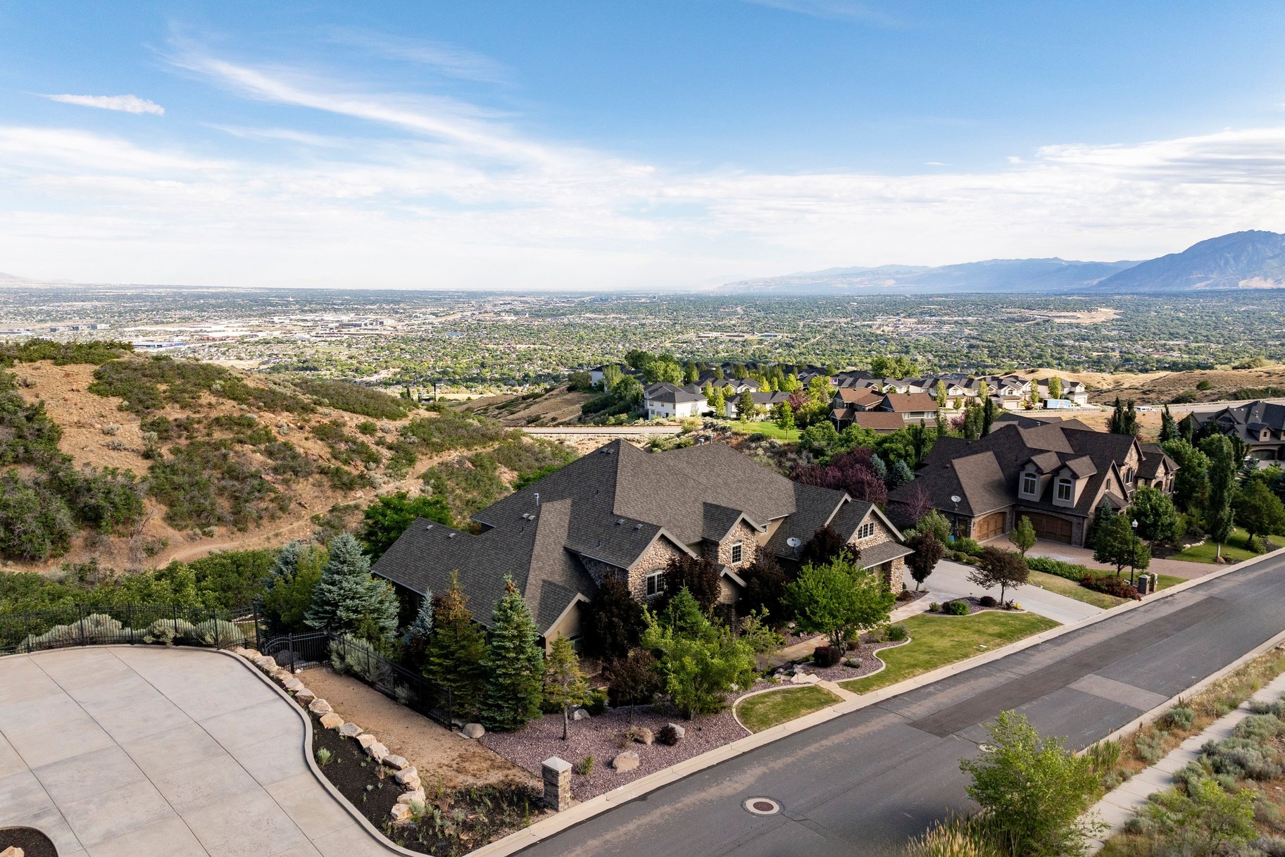  Mountain Views, Trail Access & Luxury East Bench Living - 物件實景