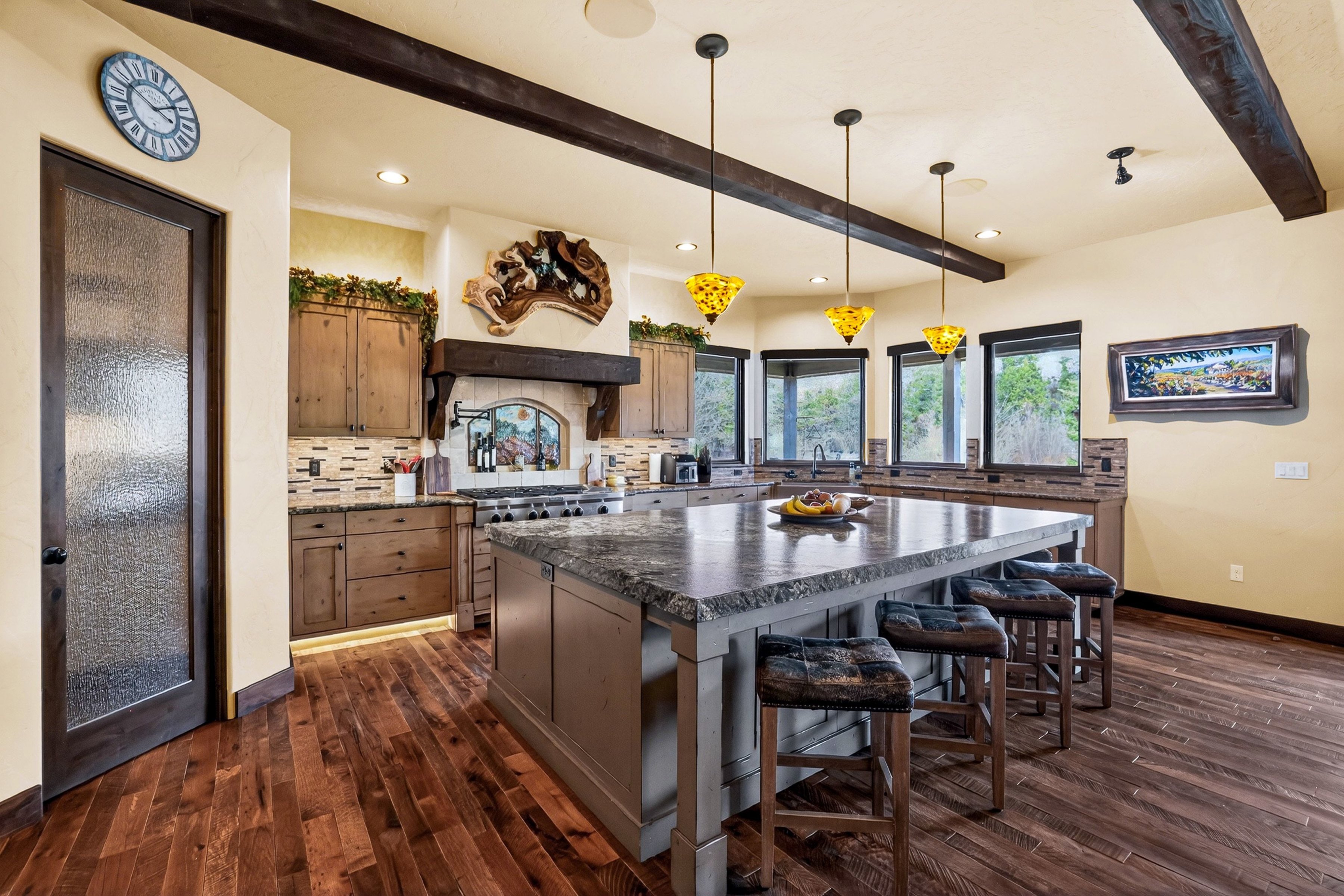  Stunning Home with Payette River Frontage on 2.66 Acres in McCall, Idaho - 物件實景