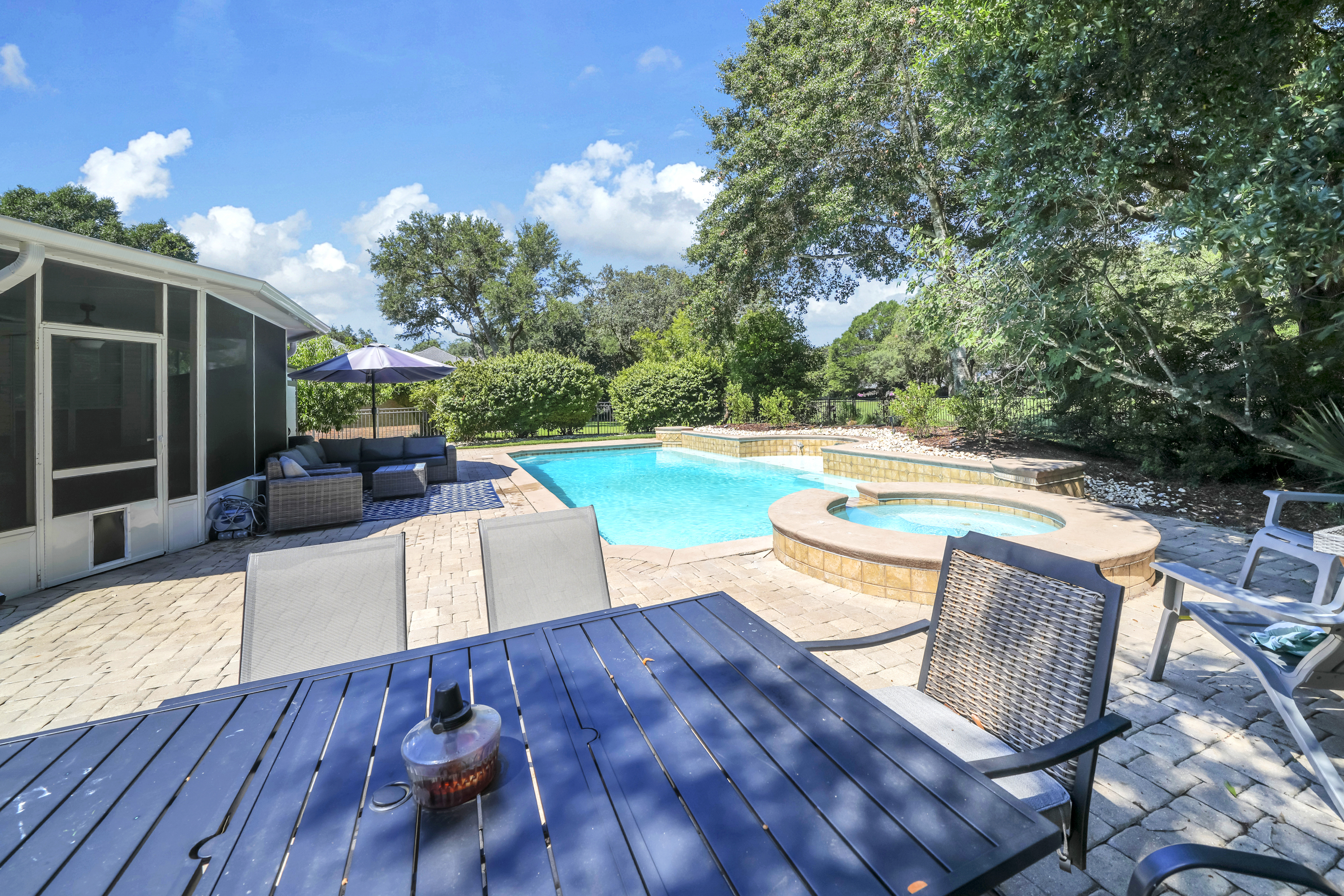  Updated Golf Course Pool Home With Flexible Five-Bedroom Layout - 物件實景