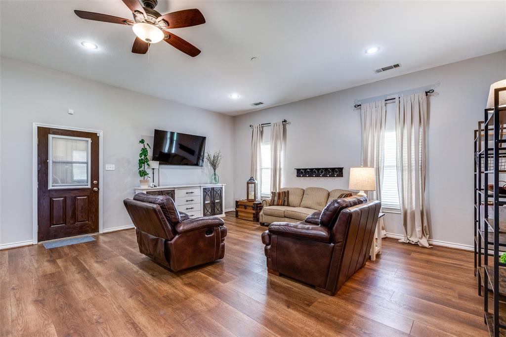 Bonham, Texas, 75418, United States, 3 Bedrooms Bedrooms, ,2 BathroomsBathrooms,Residential,For Sale,1691474