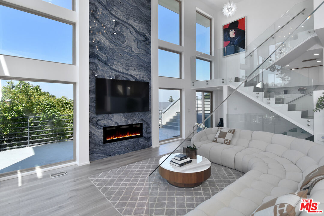 Sherman Oaks, California, 91403, United States, 4 Bedrooms Bedrooms, ,4 BathroomsBathrooms,Residential,For Sale,1794454