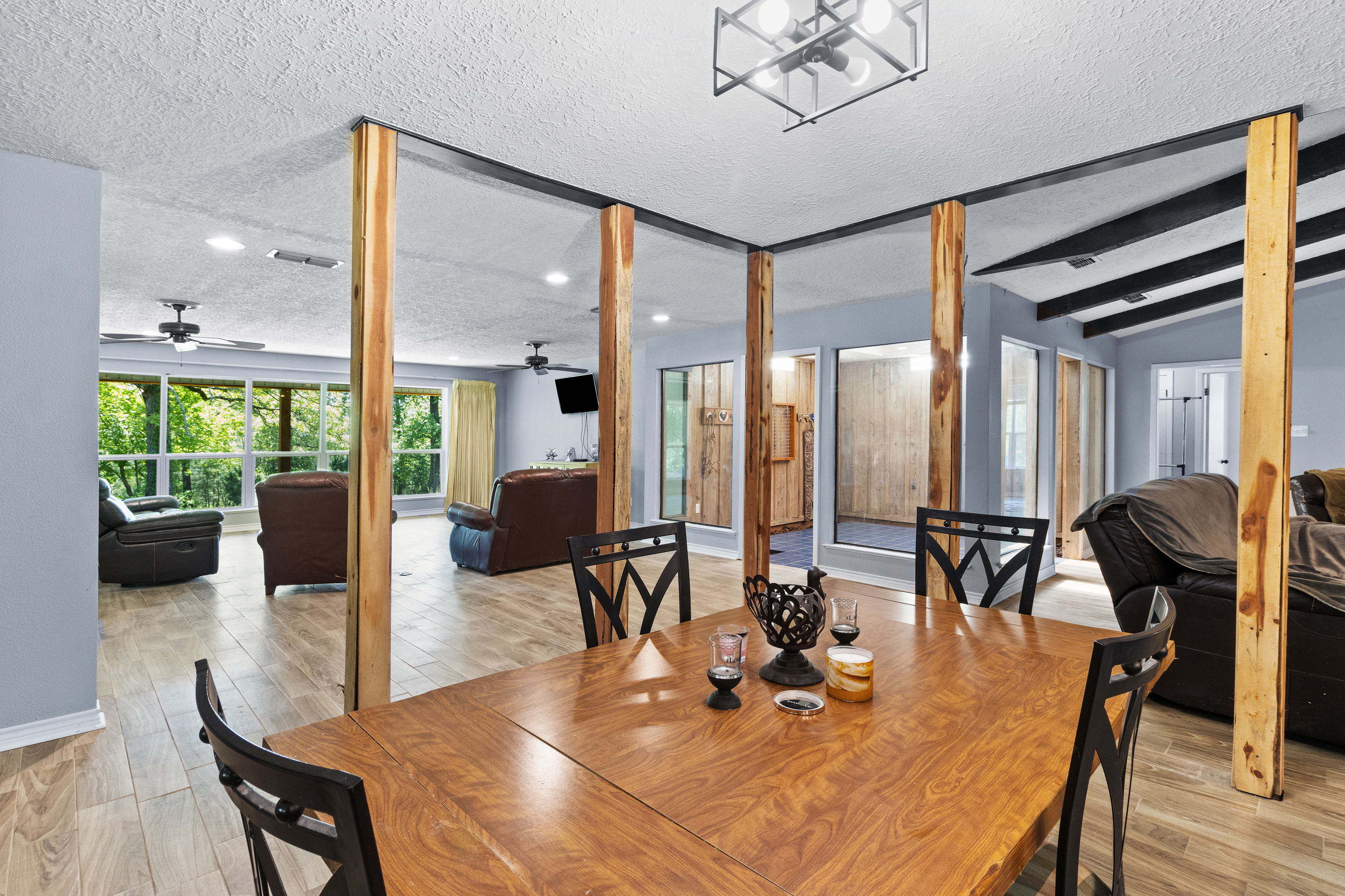 Henderson, Texas, 75652, United States, 6 Bedrooms Bedrooms, ,5 BathroomsBathrooms,Residential,For Sale,1920809