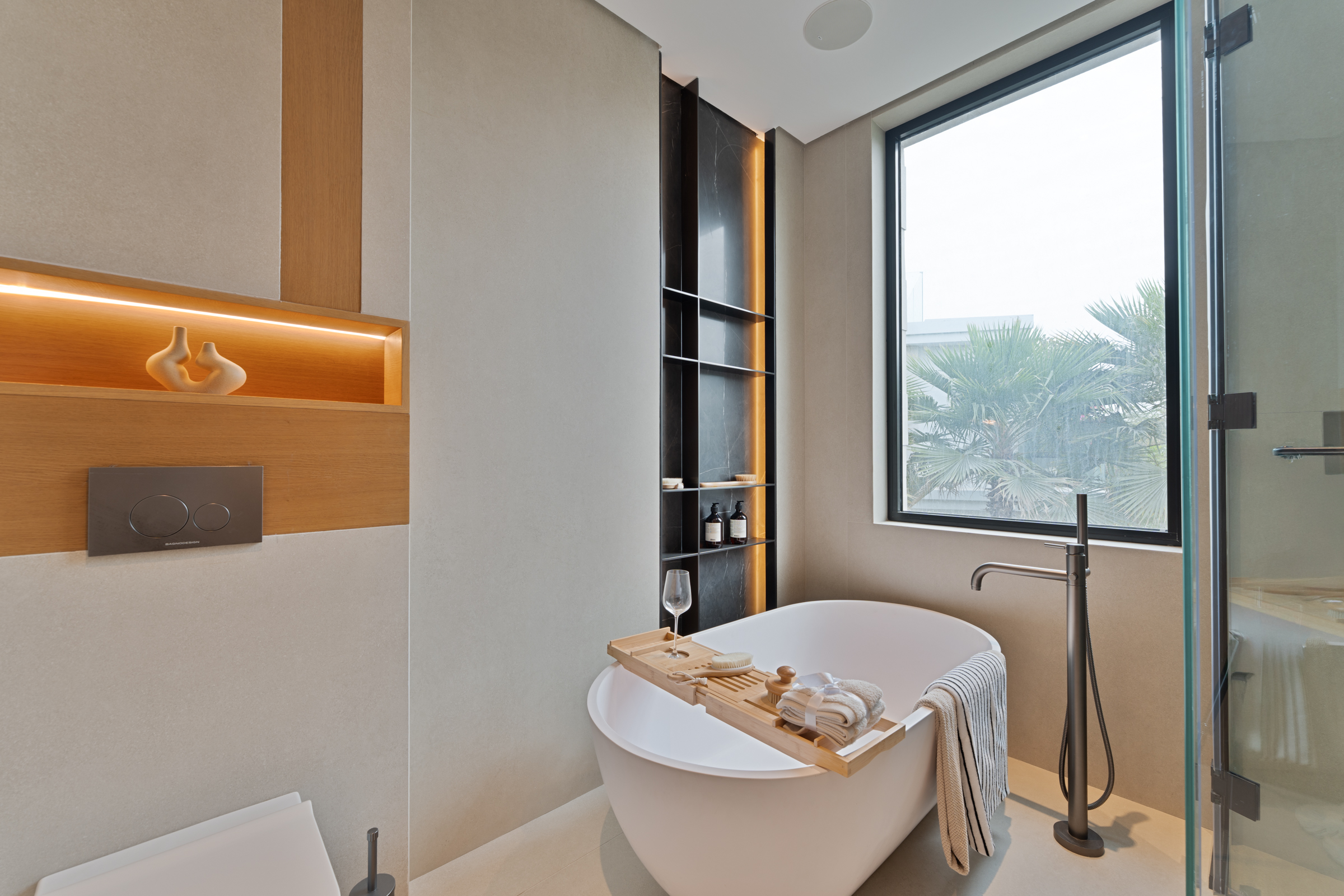  Refined Ready-to-Move Villa With Lake Views in JGE - 物件實景