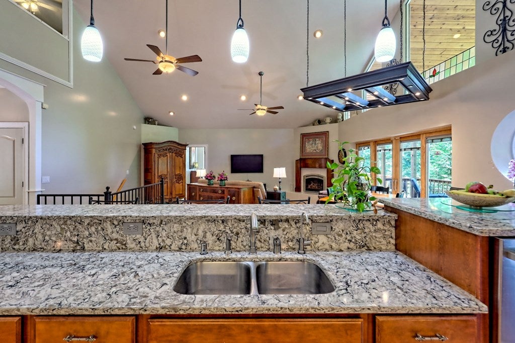 Blairsville, Georgia, 30512, United States, 4 Bedrooms Bedrooms, ,3 BathroomsBathrooms,Residential,For Sale,1827320