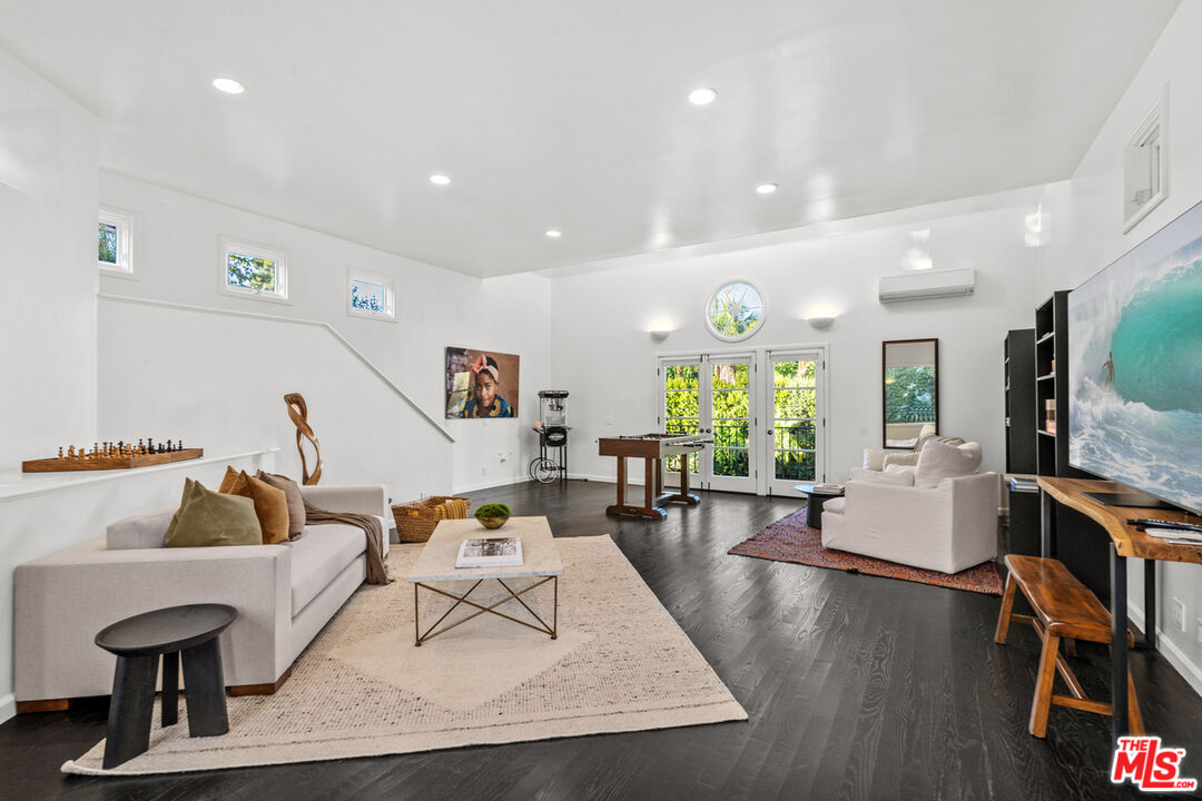 Los Angeles, California, 90004, United States, 4 Bedrooms Bedrooms, ,5 BathroomsBathrooms,Residential,For Sale,1989433