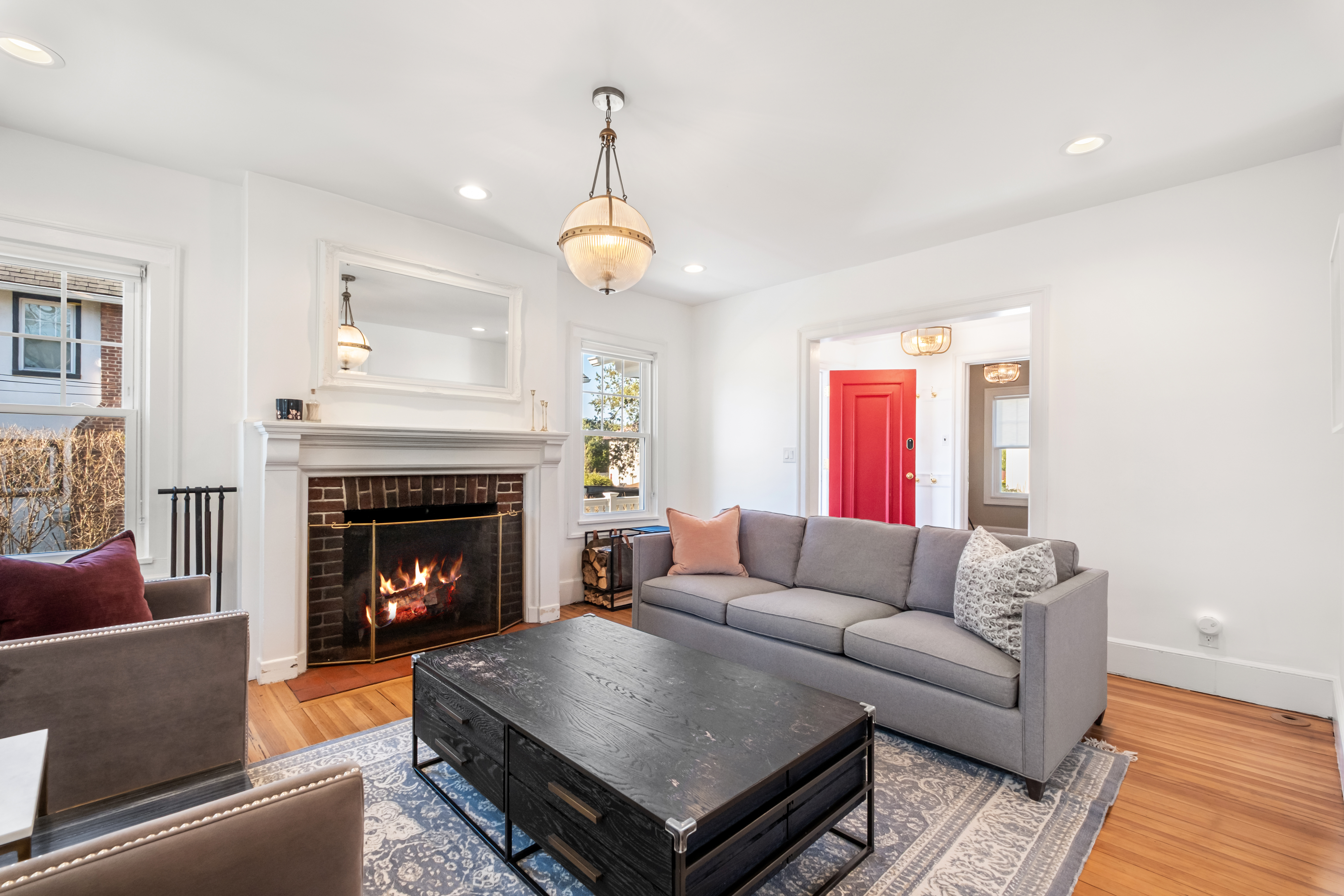  a gracious, fully-updated home where  every detail has been considered. - 物件實景