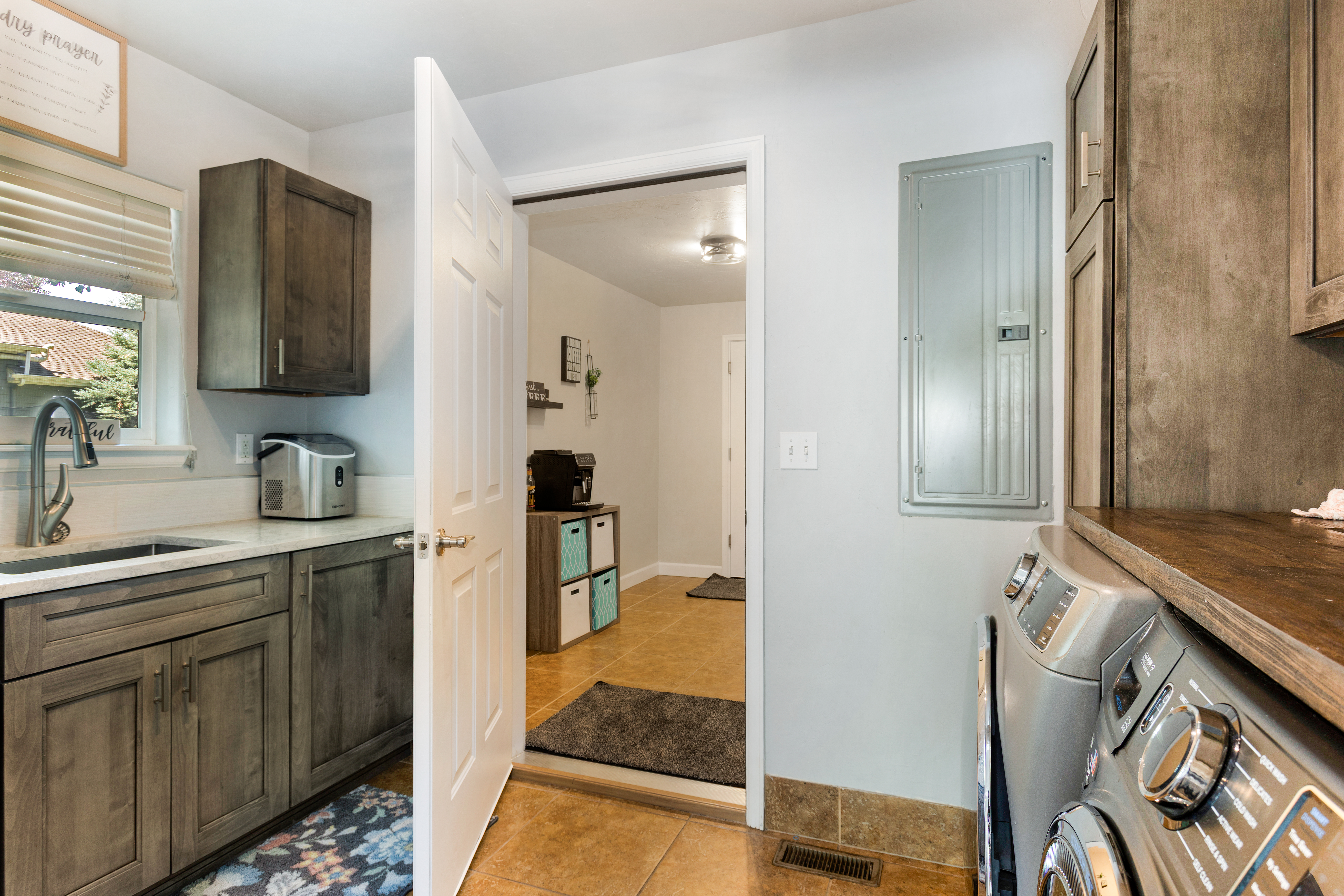  4 Bedroom Located by Dog Park and Trails - 物件實景
