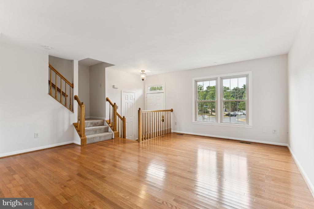 Centreville, Virginia, 20120, United States, 4 Bedrooms Bedrooms, ,4 BathroomsBathrooms,Residential,For Sale,1944825