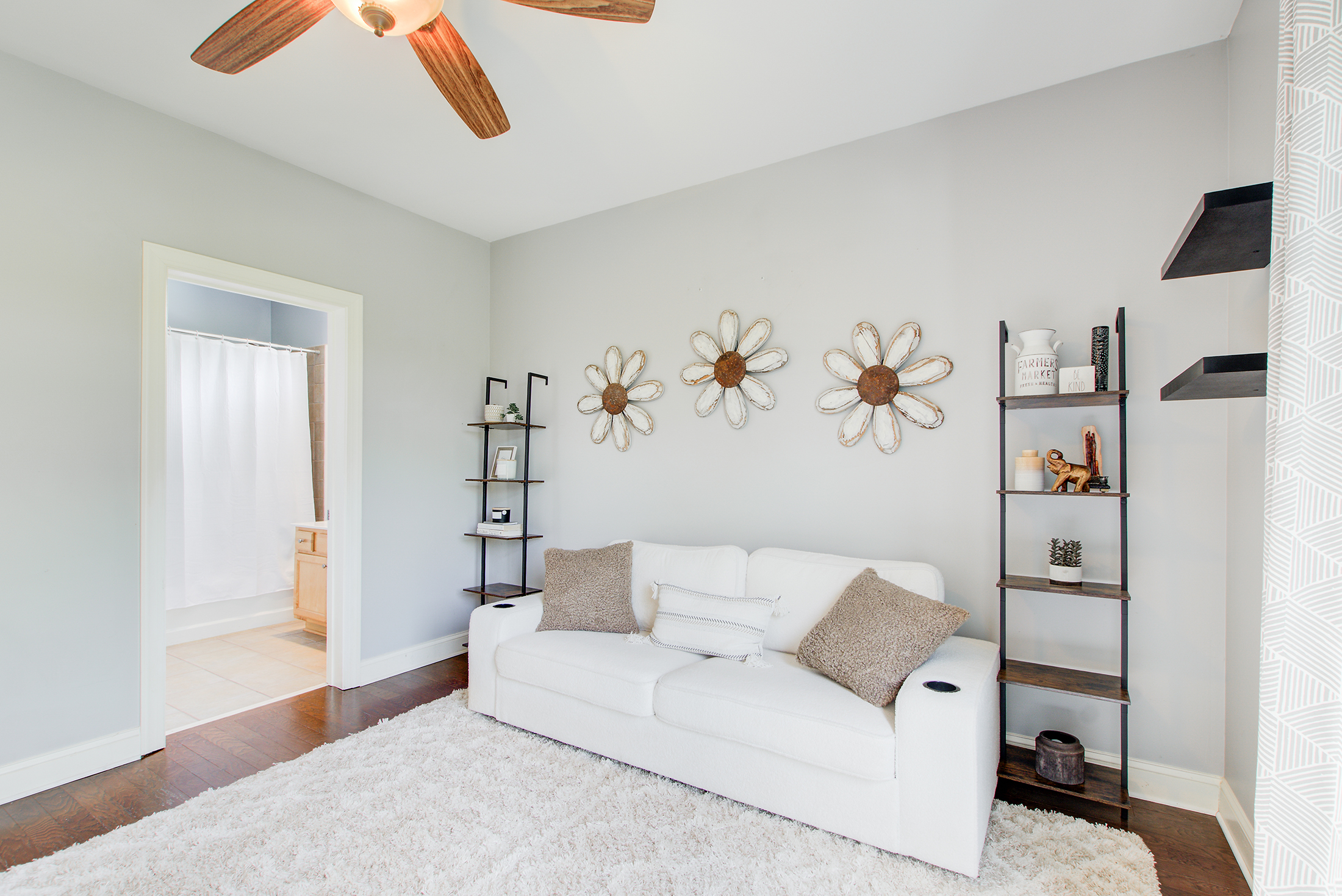  Beautifully Maintained and Light-filled Top Floor Corner Unit - 物件實景