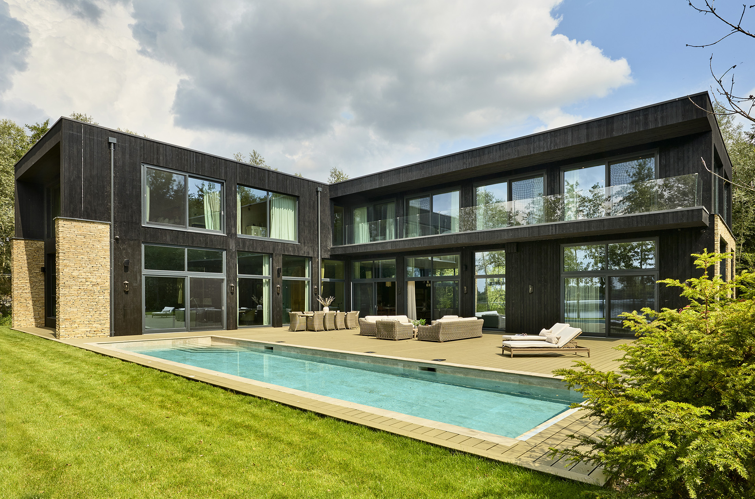 Contemporary Lakeside House at The Lakes by Yoo - 物件實景