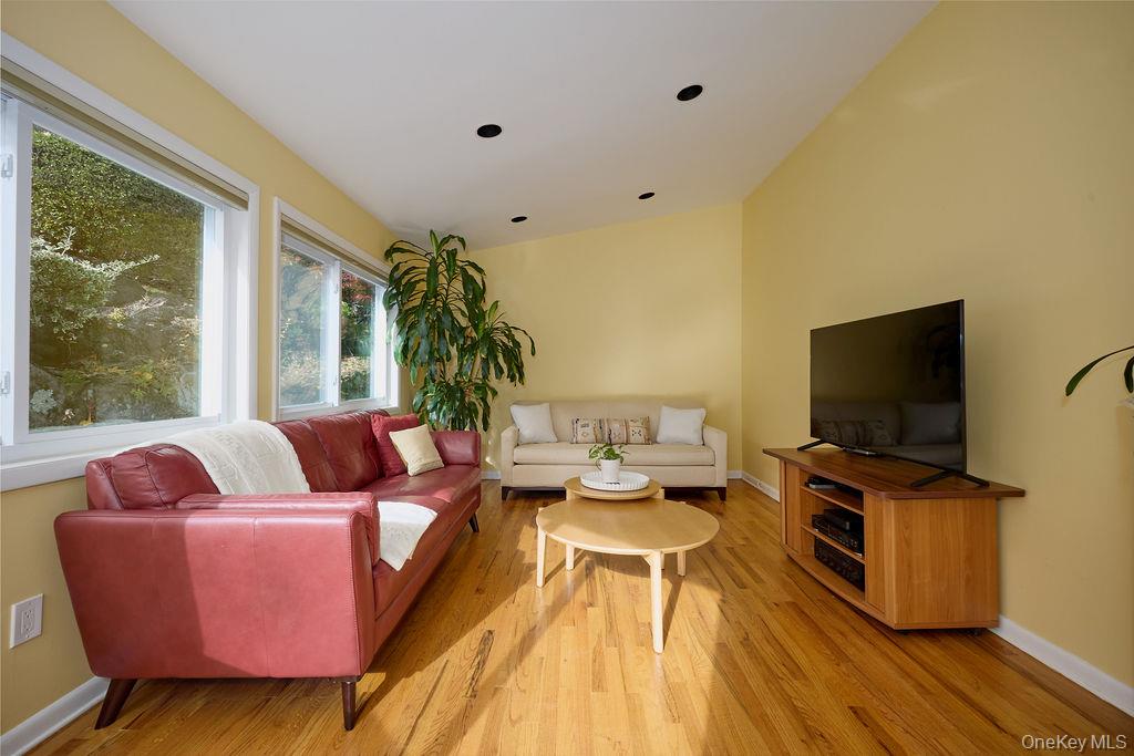 New Rochelle, New York, 10804, United States, 4 Bedrooms Bedrooms, ,3 BathroomsBathrooms,Residential,For Sale,1991055