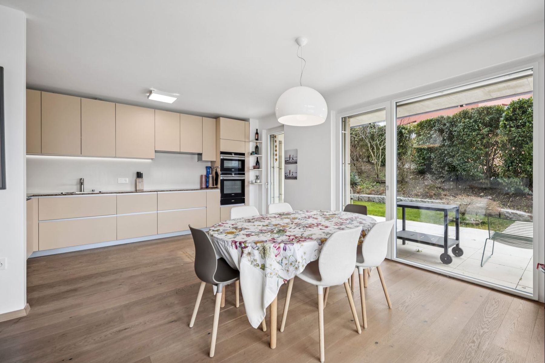  Spacious garden level with lake view and top-of-the-range finishes - 物件實景