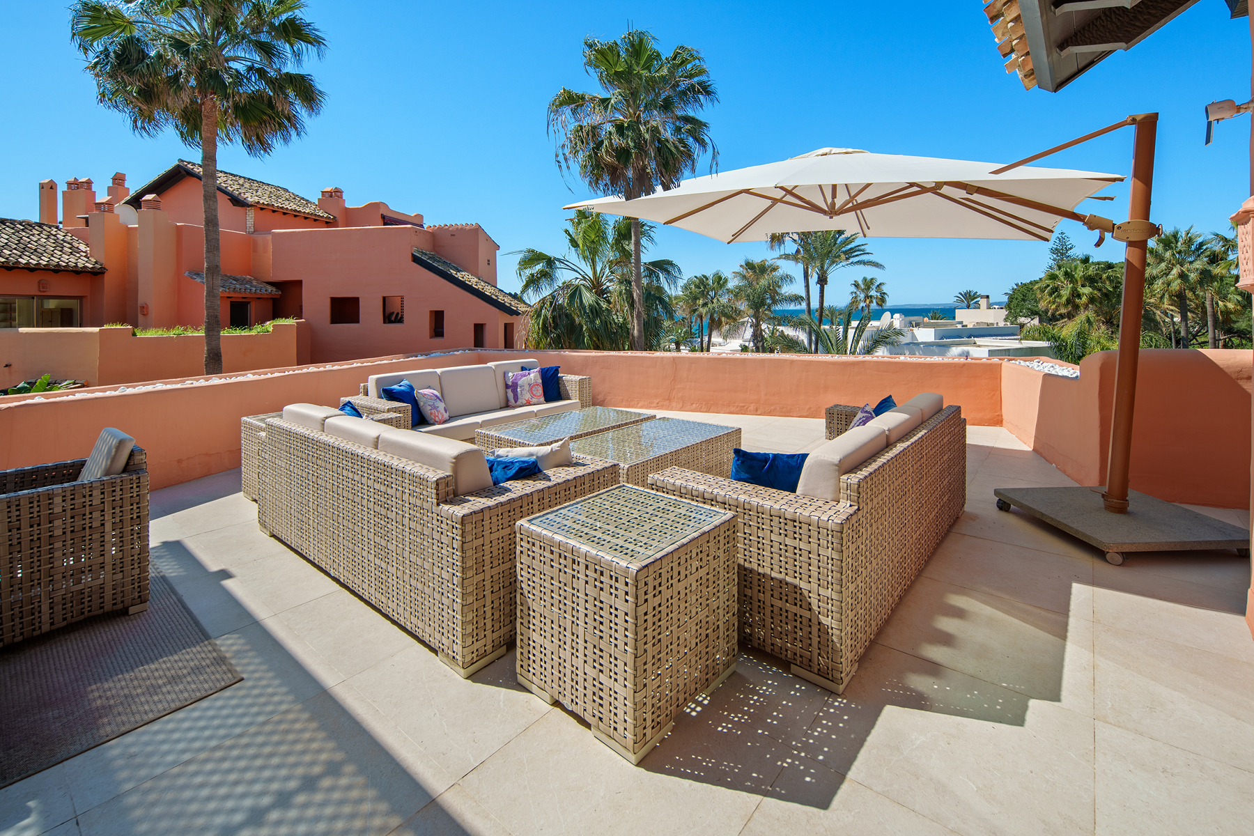  Duplex penthouse with sea views in gated beachfront community, Marbella East - 物件實景