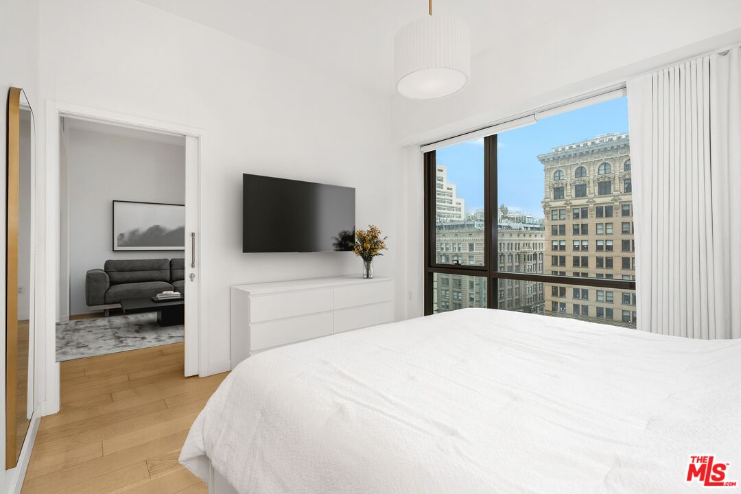 Los Angeles, California, 90013, United States, 1 Bedroom Bedrooms, ,1 BathroomBathrooms,Residential,For Sale,1995837