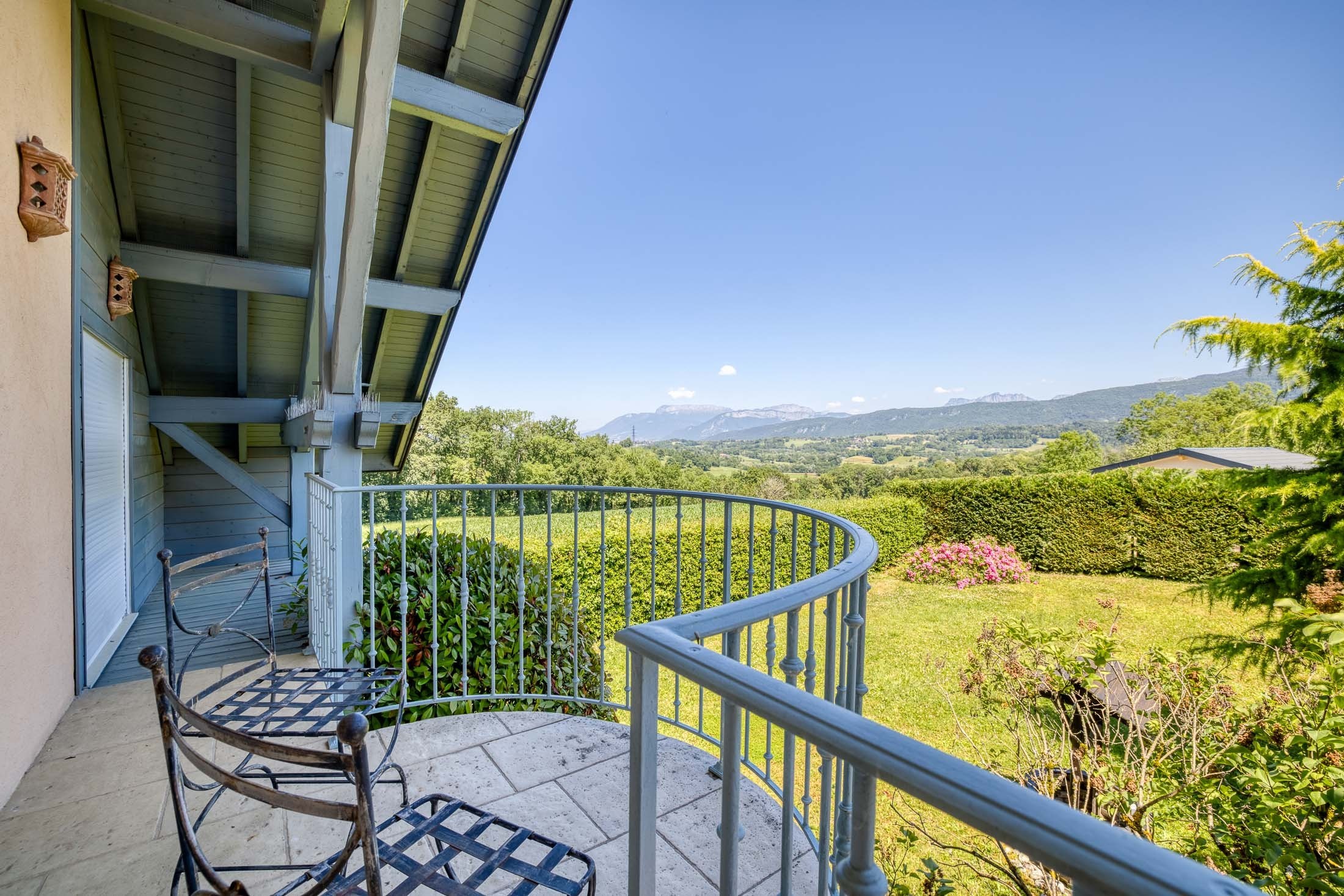  Nestled between lake and mountains, an outstanding family estate with swimming … - 物件實景