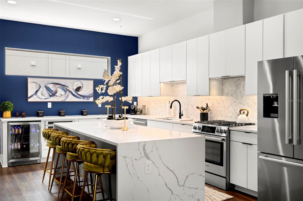 St Petersburg, Florida, 33701, United States, 2 Bedrooms Bedrooms, ,3 BathroomsBathrooms,Residential,For Sale,1994589