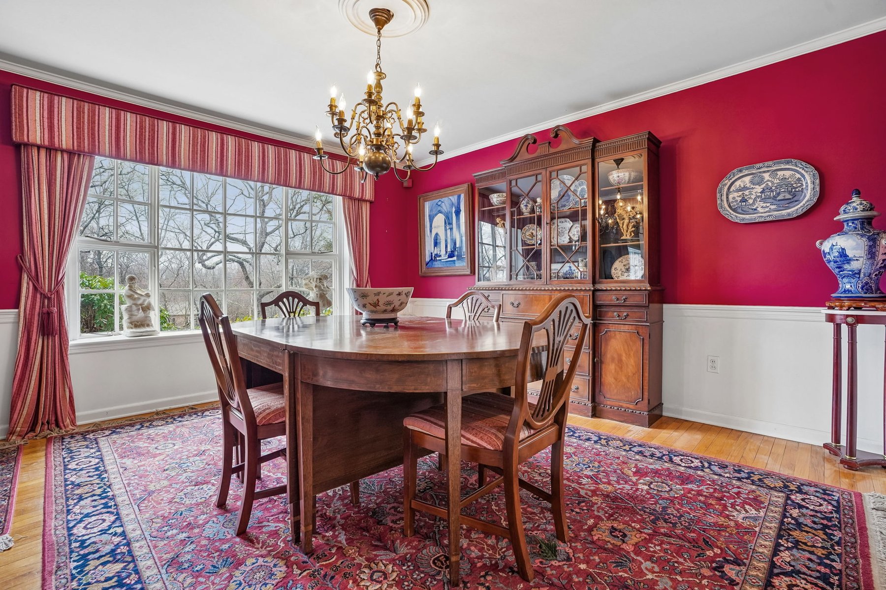  Classic Center Hall Colonial Privately Set on 1.2 Acres - 物件實景
