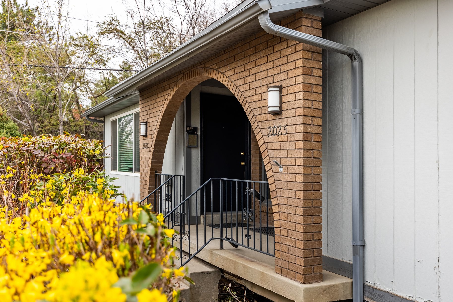  East Bench Duplex with Private Outdoor Living and Upside Potential - 物件實景