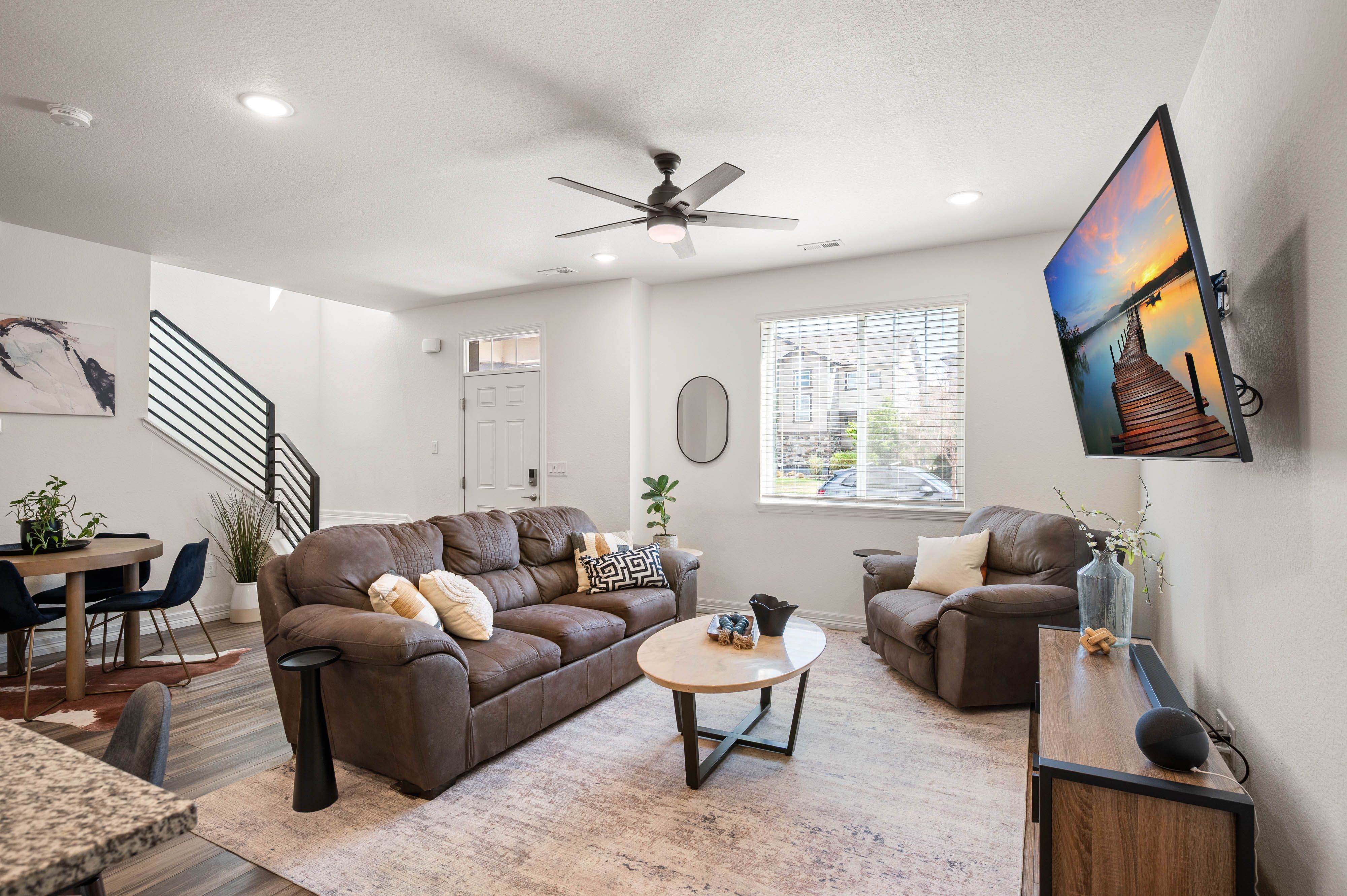  Beautifully Designed Townhome Featuring an Open & Inviting Floor Plan - 物件實景