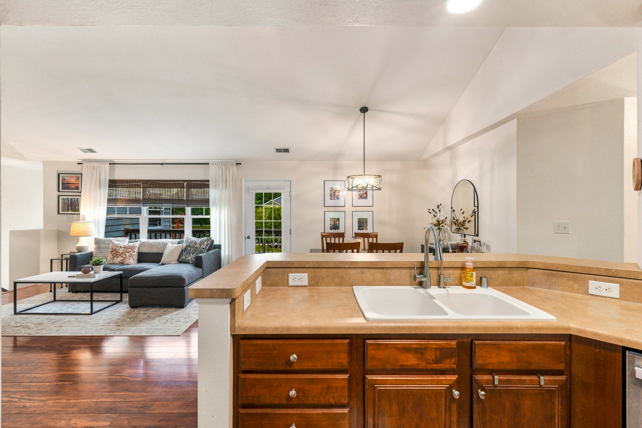  Pewaukee Condo with Scenic Pond Views & Resort Amenities - 物件實景