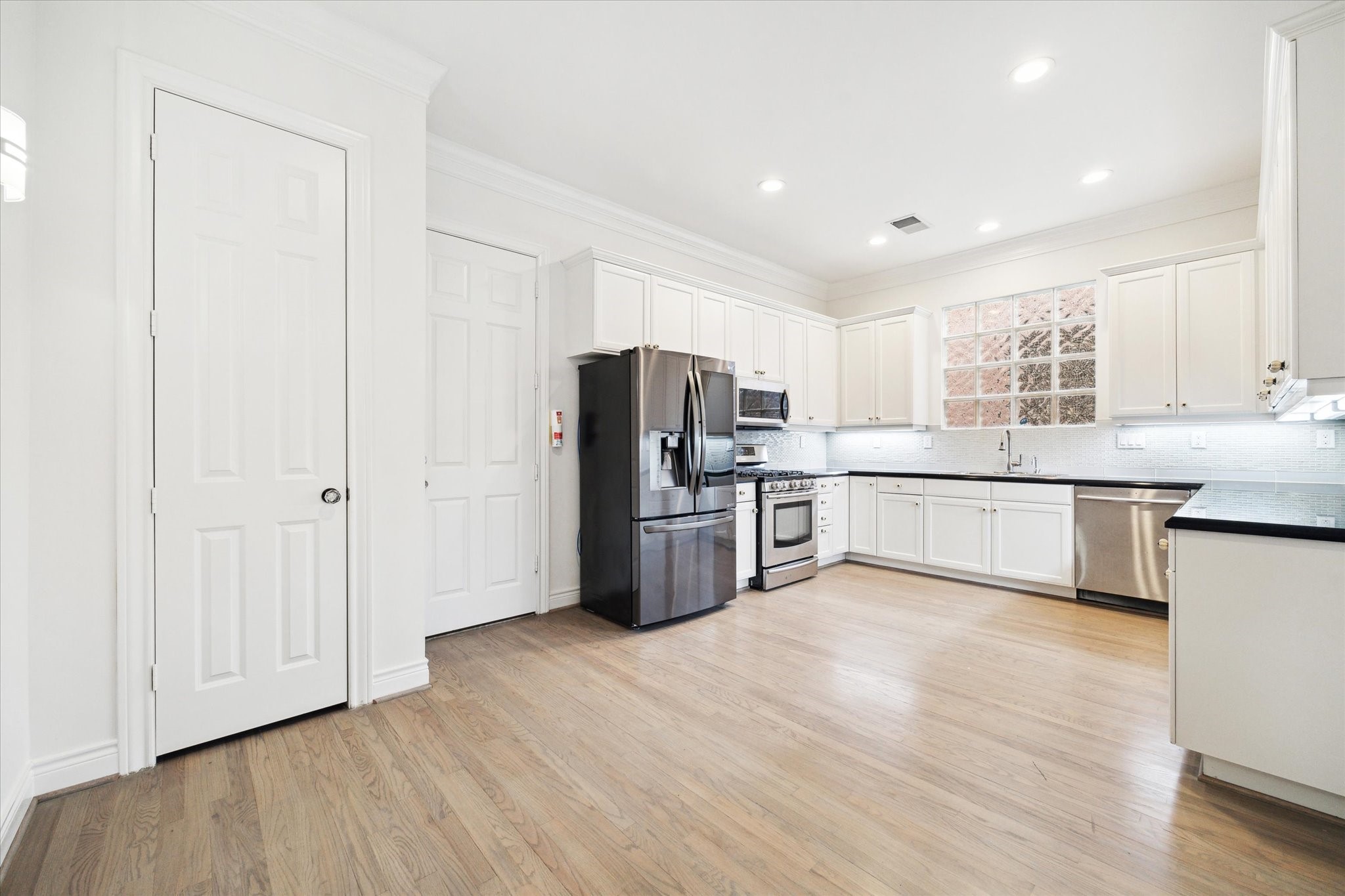  5160 Chevy Chase Drive - 物件實景