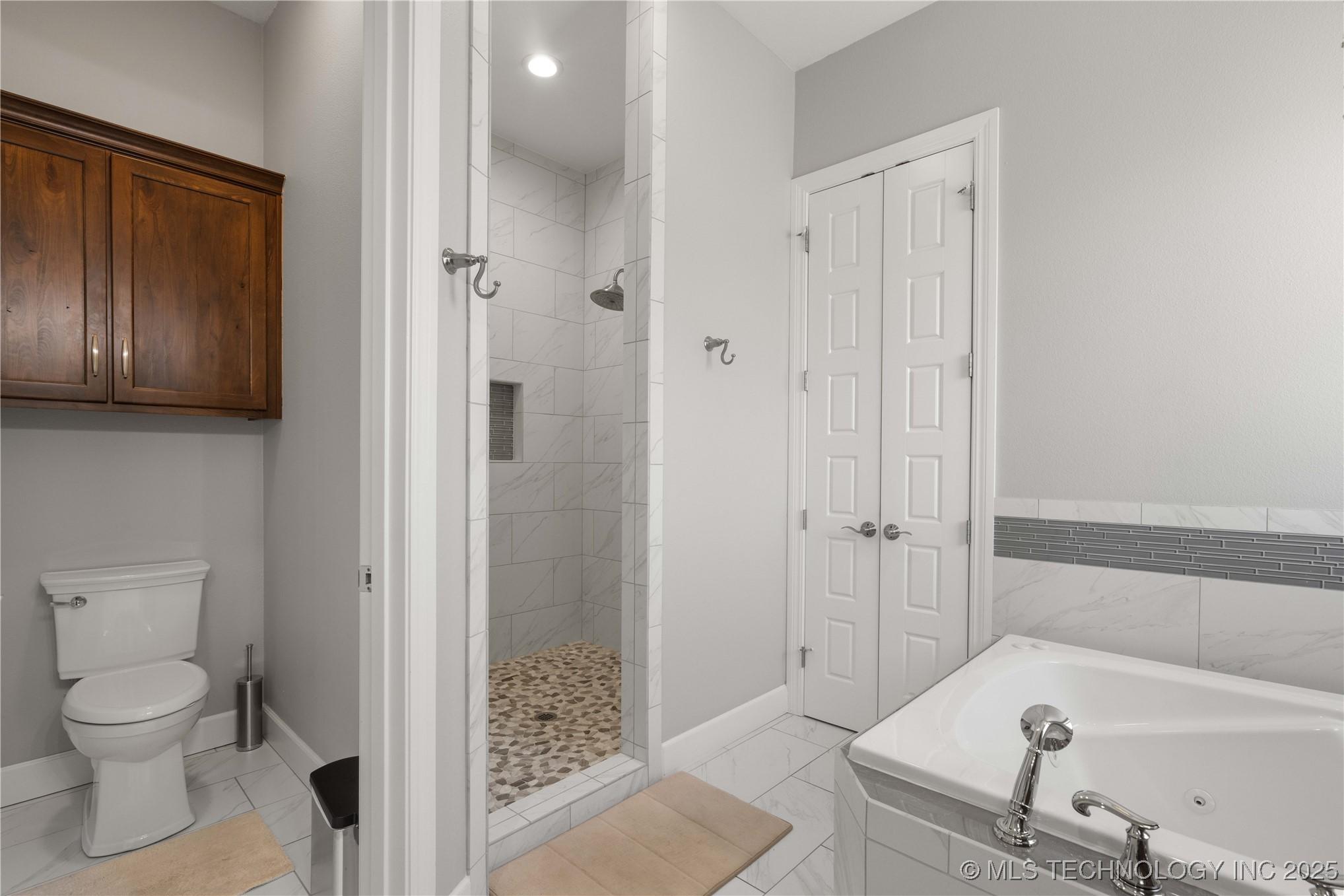 Fort Gibson, Oklahoma, 74434, United States, 4 Bedrooms Bedrooms, ,4 BathroomsBathrooms,Residential,For Sale,2005878