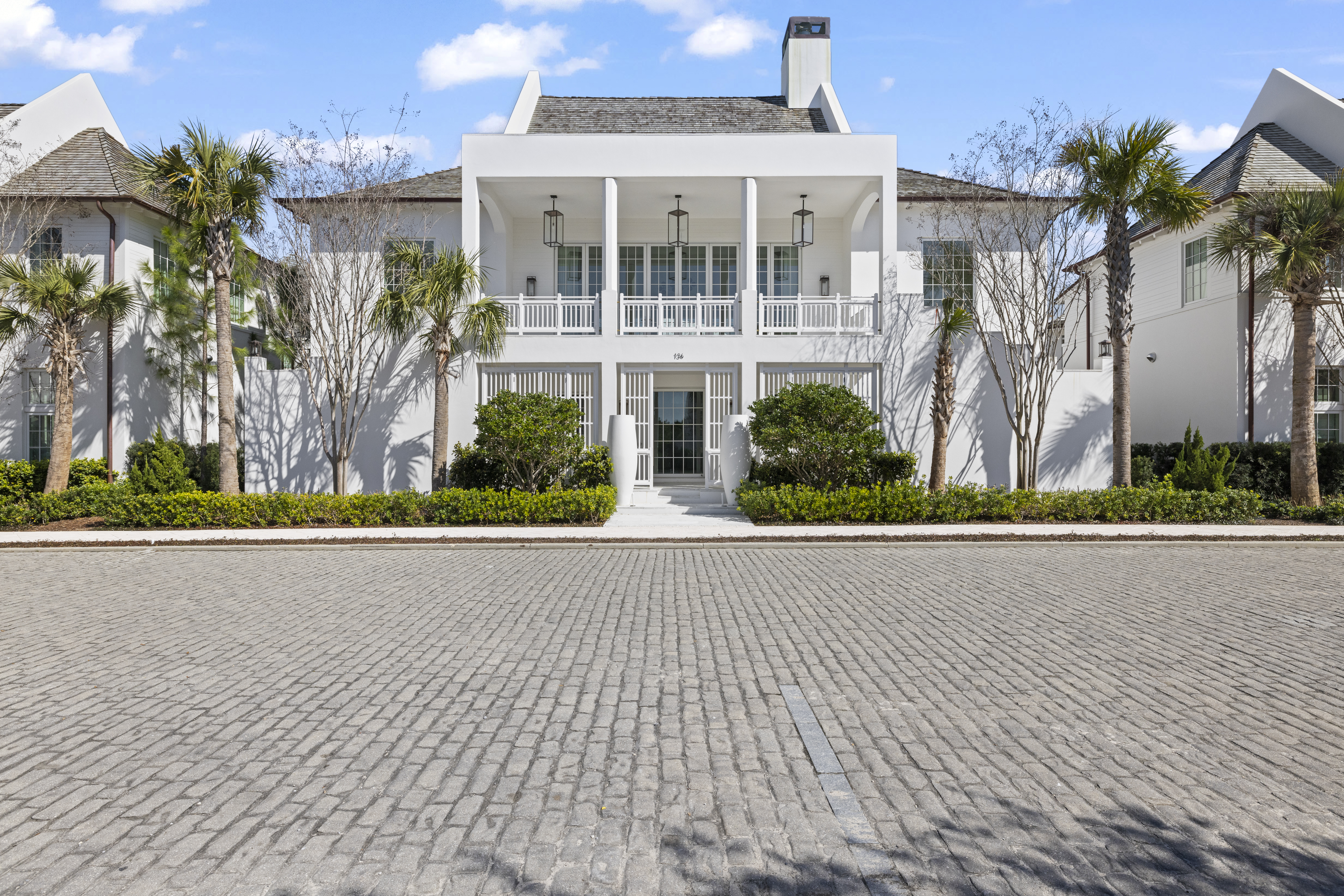  Architectural Gem With Pool And Carriage House - 物件實景