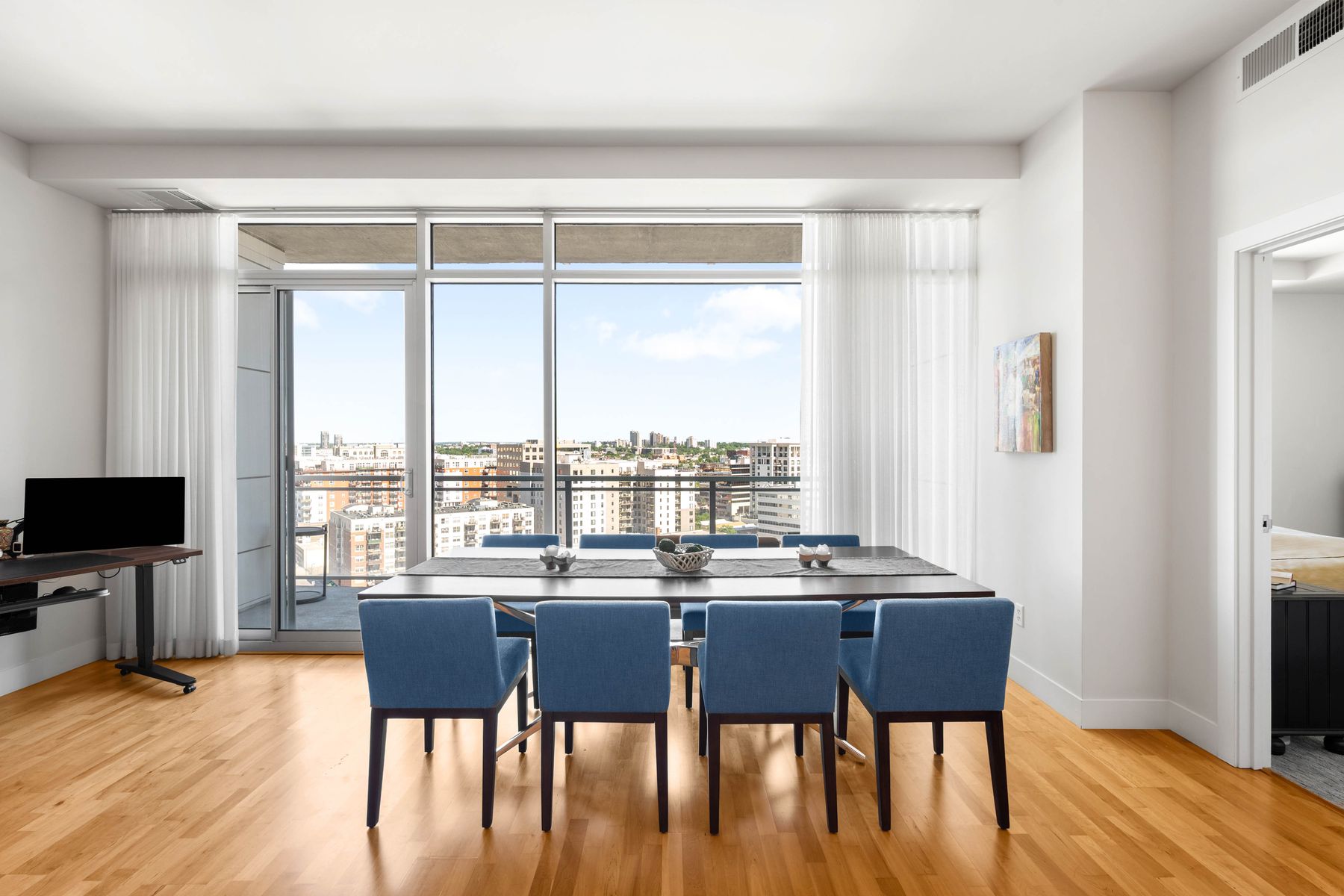  Two Parking Spaces and One of Largest Living/Dining Spaces Downtown - 物件實景