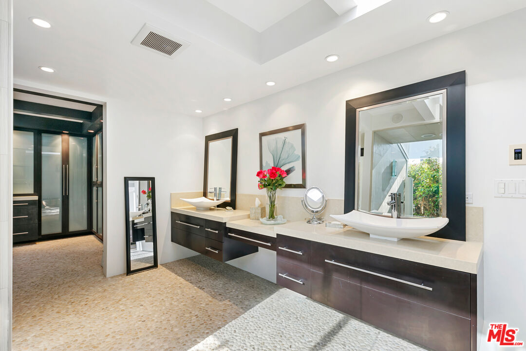 Malibu, California, 90265, United States, 3 Bedrooms Bedrooms, ,4 BathroomsBathrooms,Residential,For Sale,1807694