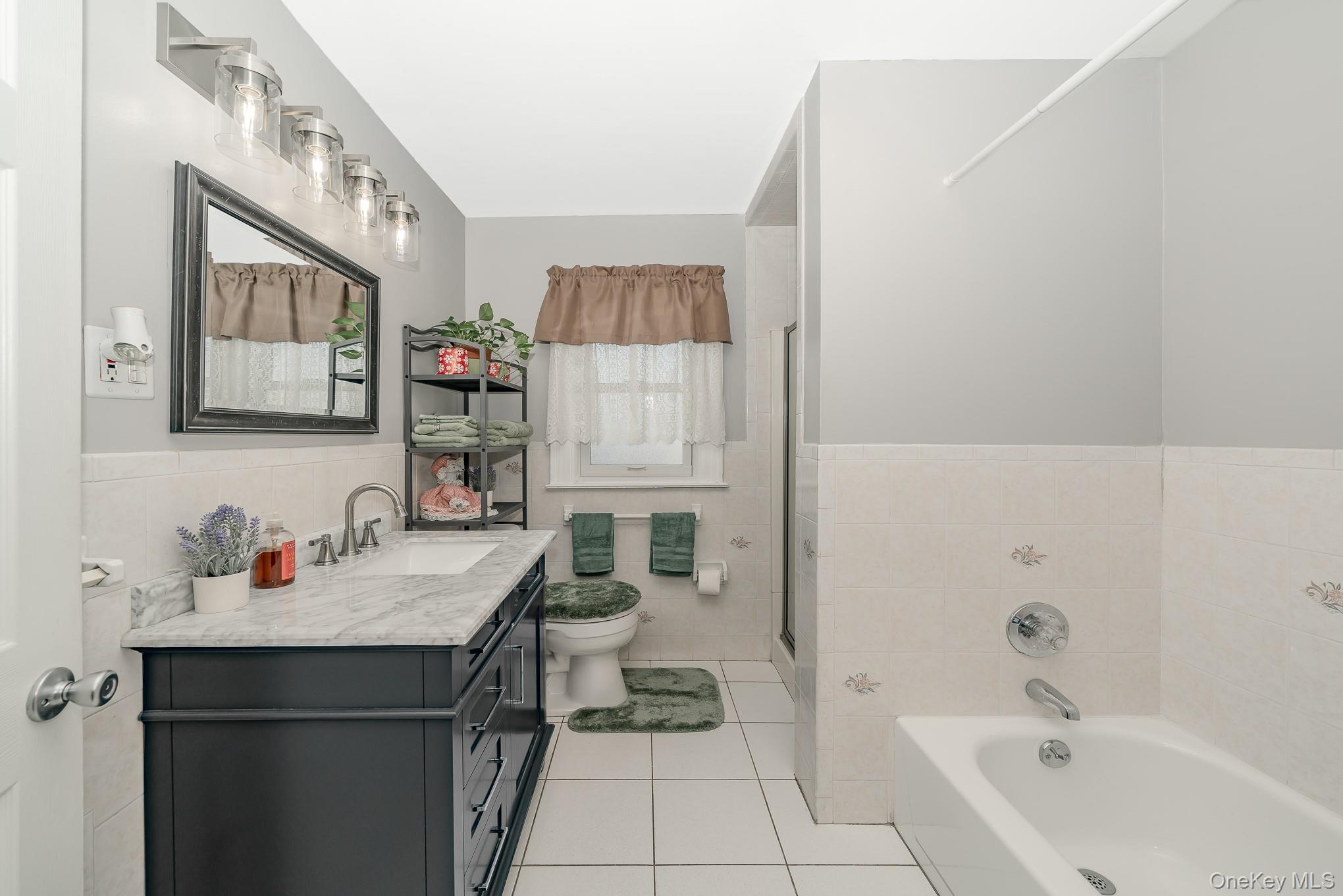 Mineola, New York, 11501, United States, 4 Bedrooms Bedrooms, ,2 BathroomsBathrooms,Residential,For Sale,2005697