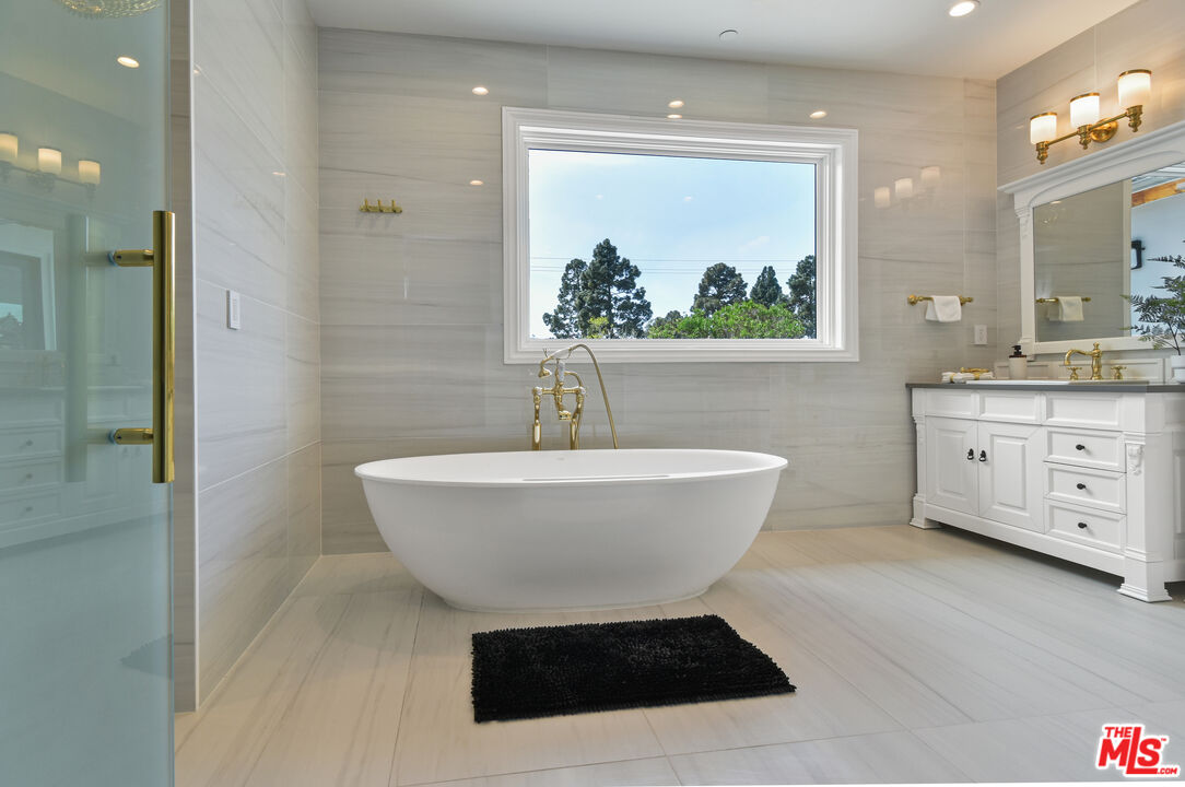 Santa Monica, California, 90402, United States, 5 Bedrooms Bedrooms, ,7 BathroomsBathrooms,Residential,For Sale,1838170