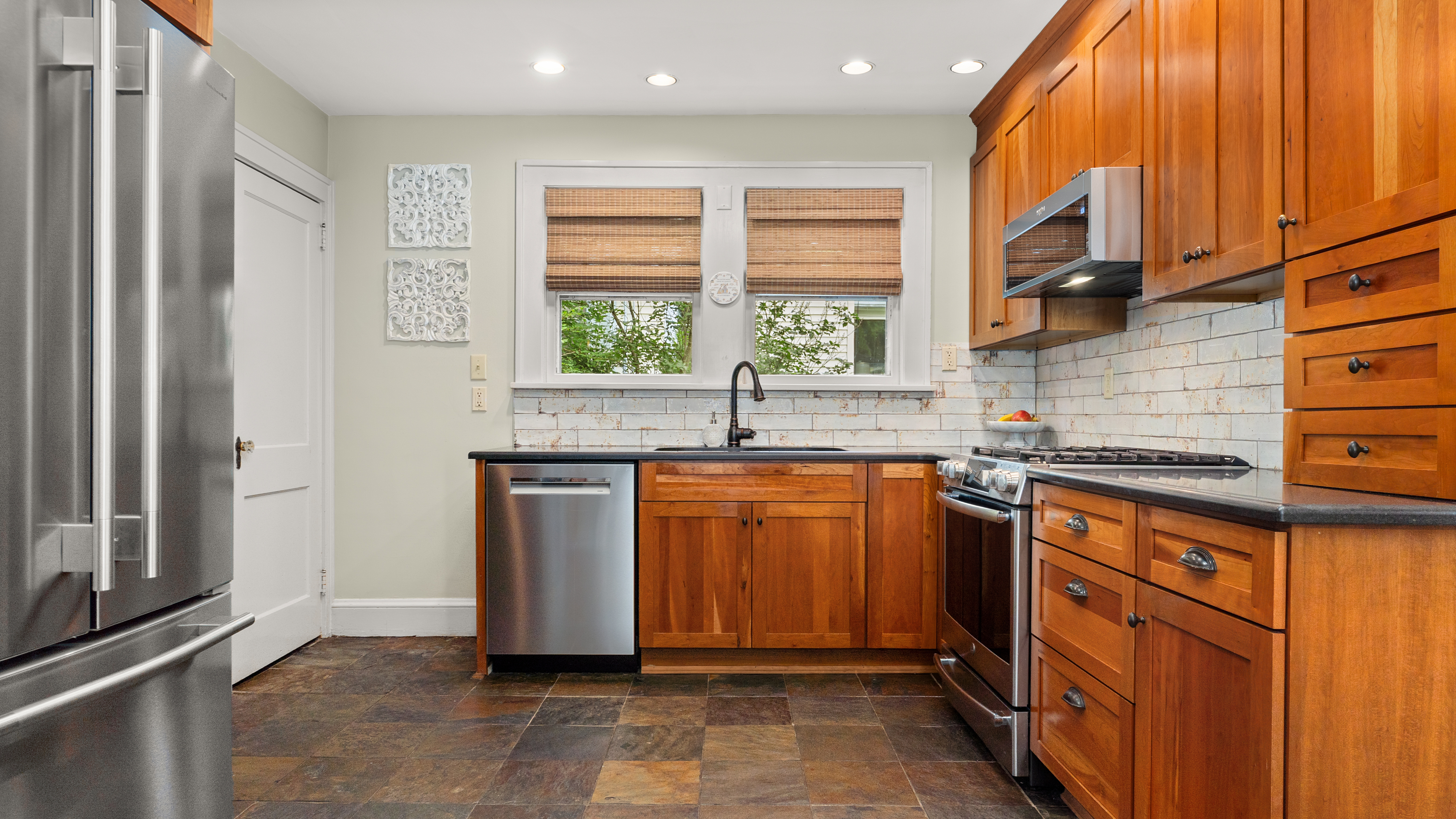  Turnkey Colonial Charm in Southeast Pittsfield - 物件實景