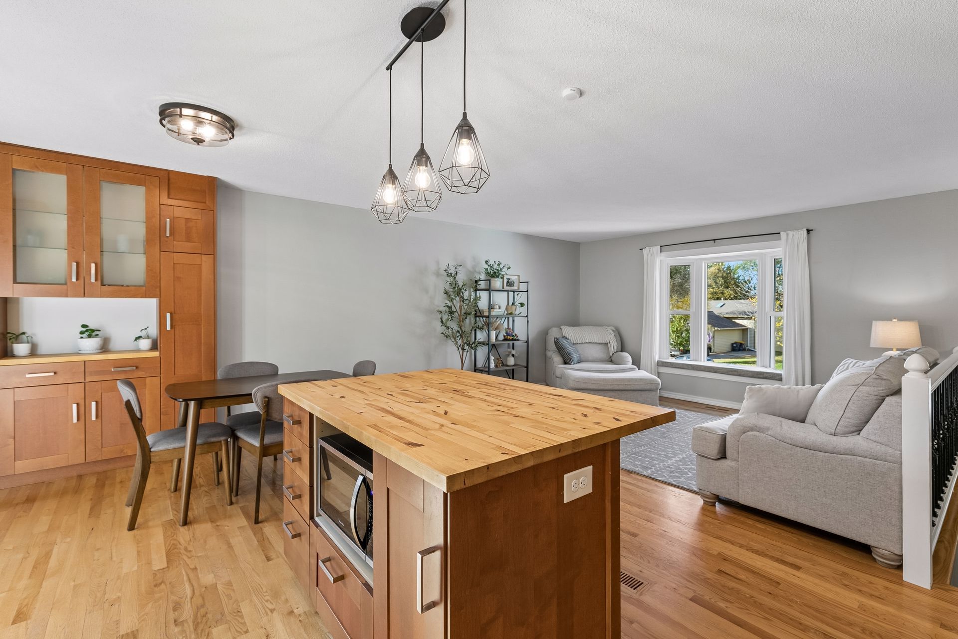  A Light-Filled Home Near Rolling Oaks Park - 物件實景