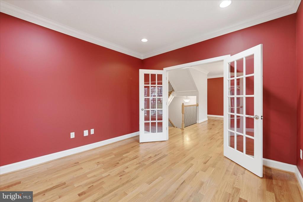 Winchester, Virginia, 22602, United States, 6 Bedrooms Bedrooms, ,5 BathroomsBathrooms,Residential,For Sale,2032756